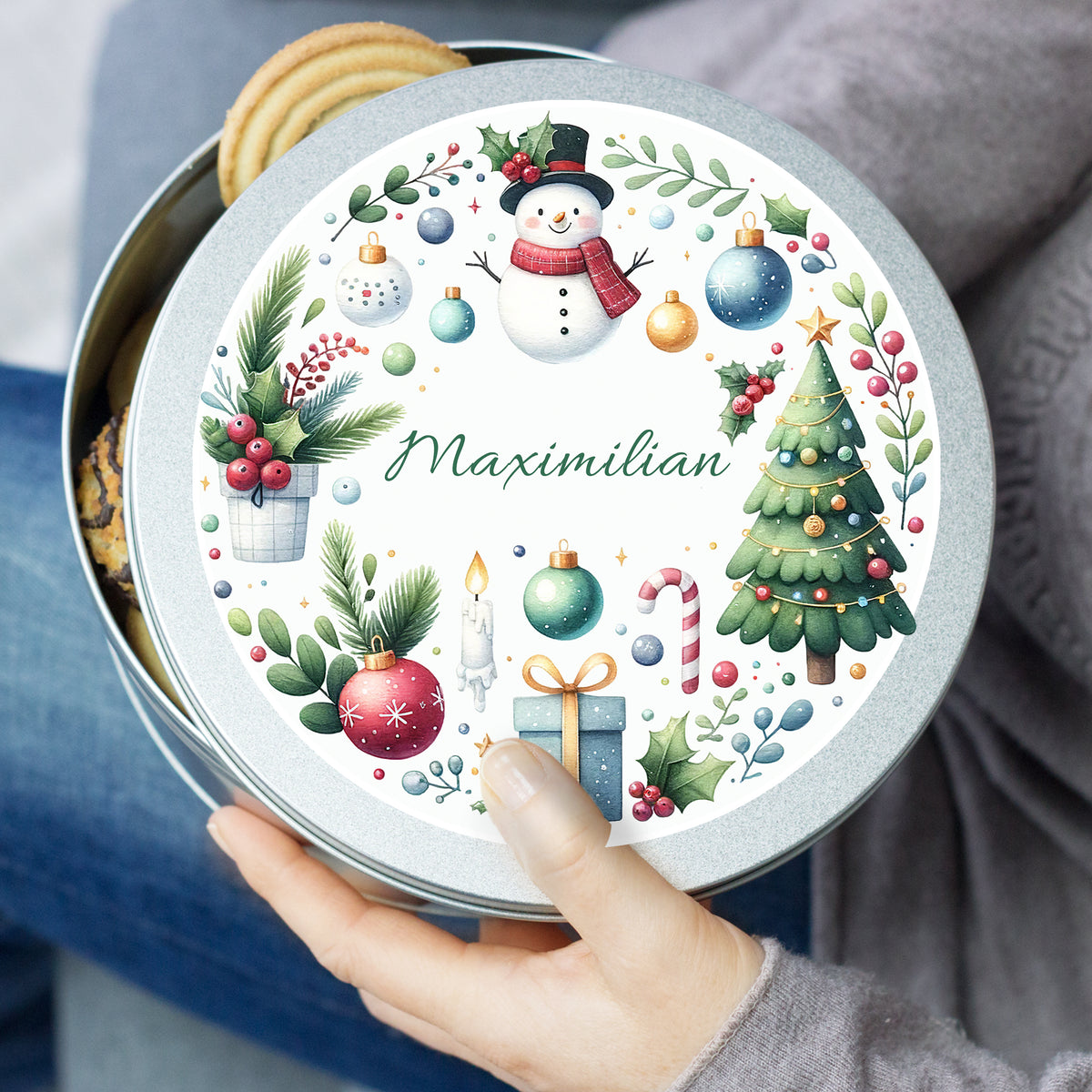Weihnachtliche Plätzchendose mit Schneemann und Tannenbaum.