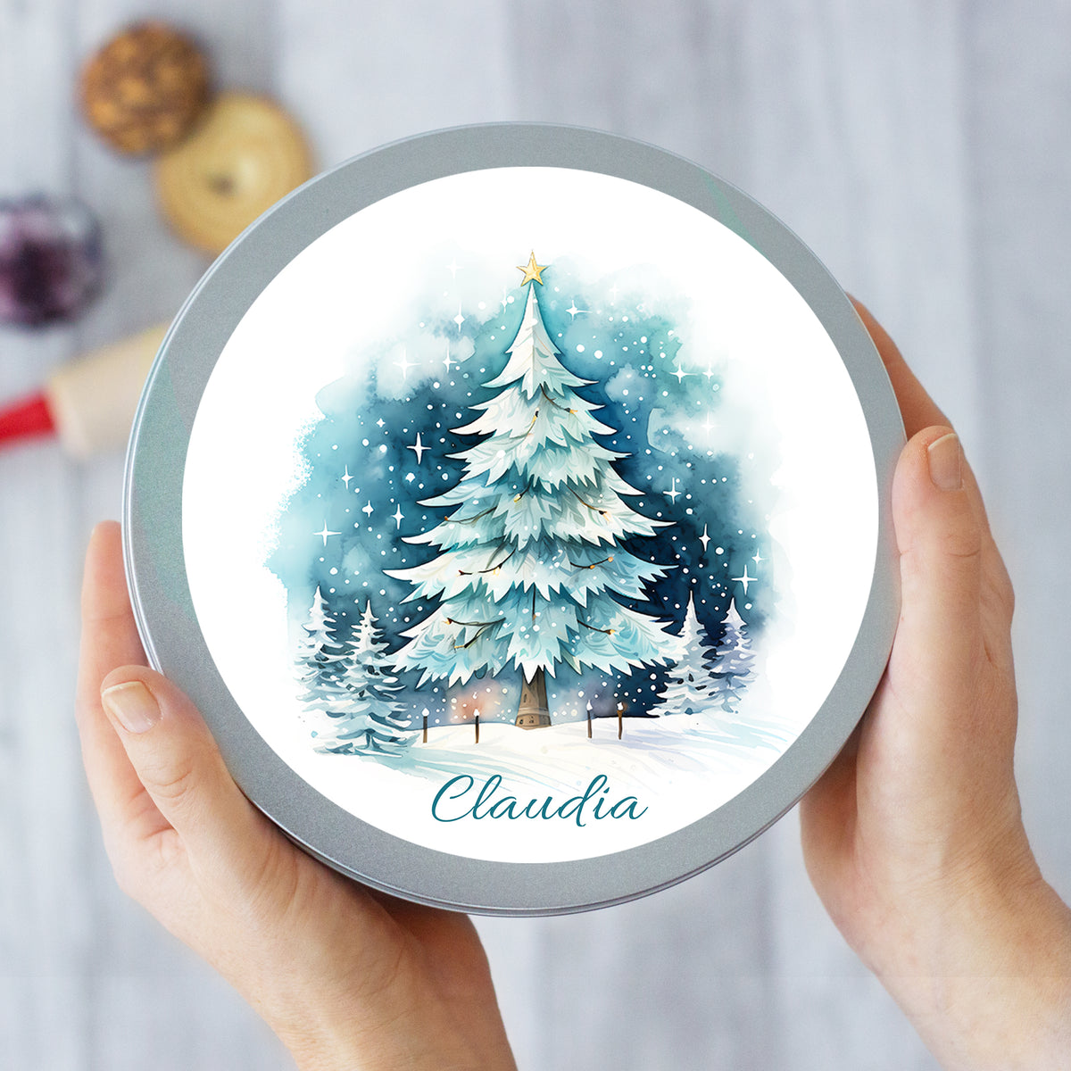 Runde Blechdose mit winterlichem Tannenbaum-Motiv und Name.