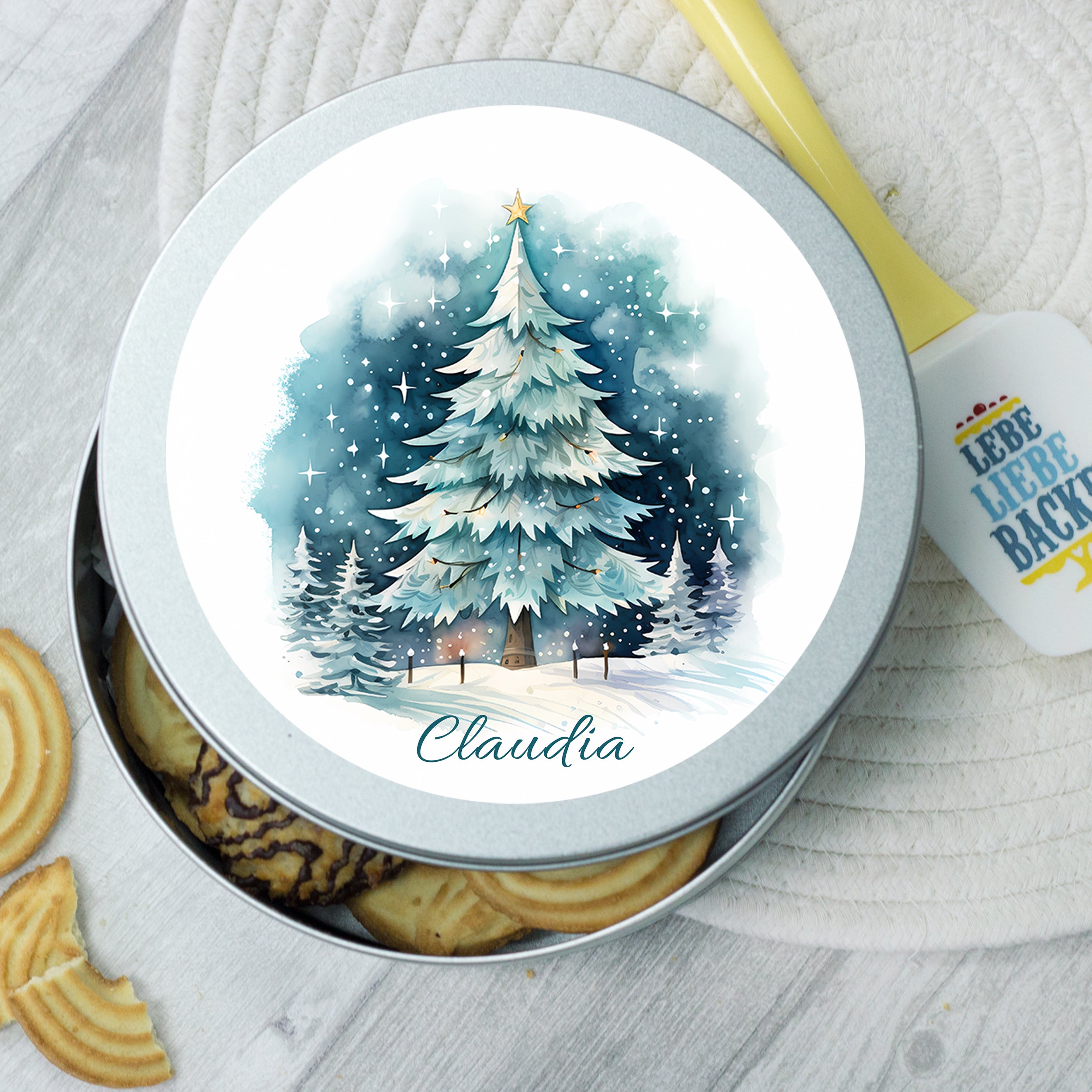 Runde Keksdose mit Weihnachtsbaum-Motiv und personalisiertem Namen.