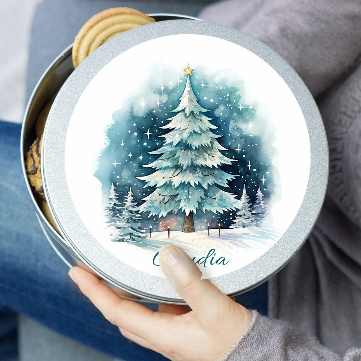 Kekse Dose mit winterlichem Tannenbaum-Motiv in Blau.