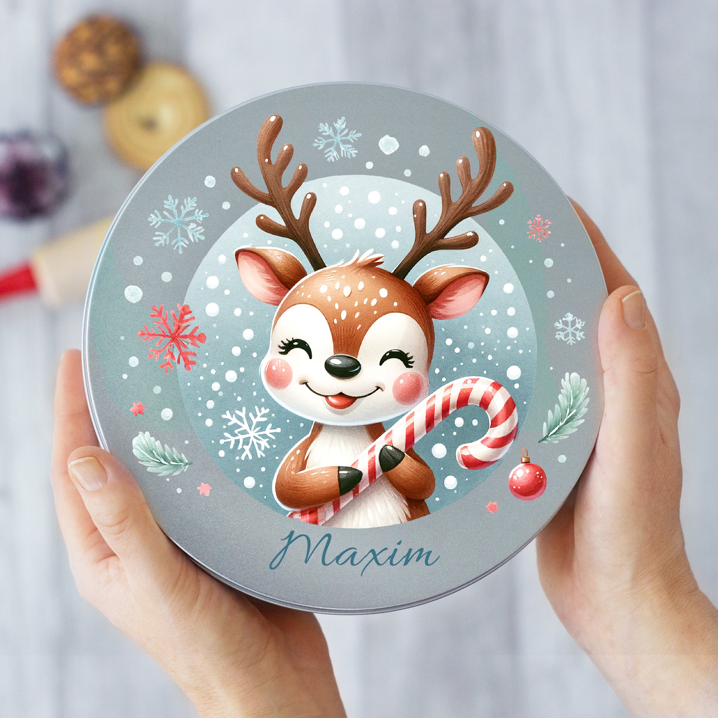 Runde Blechdose mit niedlichem Reh-Design und Weihnachtsmotiven.