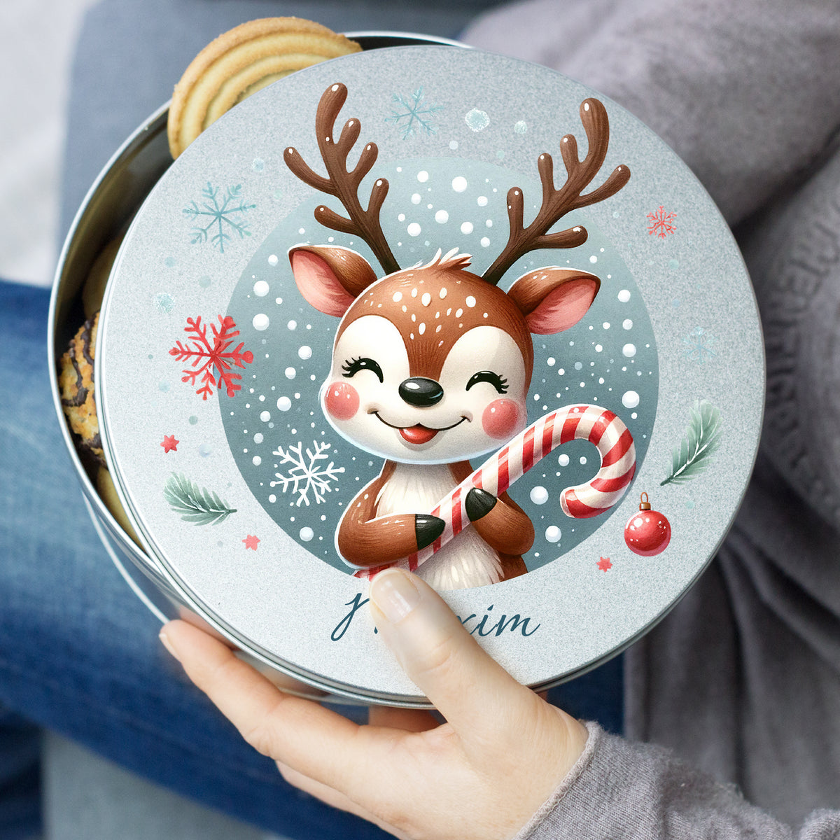 Kekse Dose mit niedlichem Rentier-Motiv und Weihnachtsdekoration.