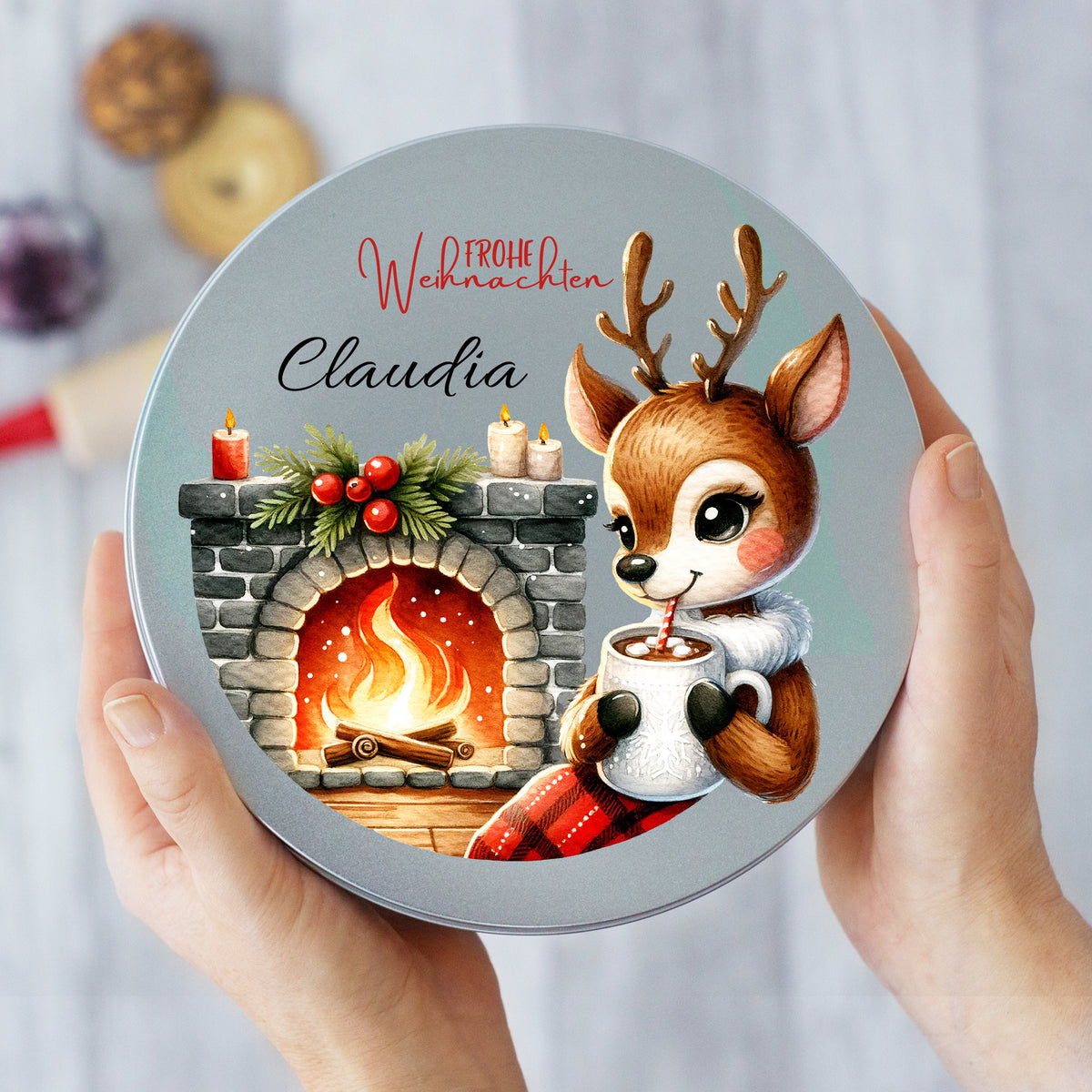 Weihnachtliche Blechdose mit Reh, Kamin und personalisiertem Namen.