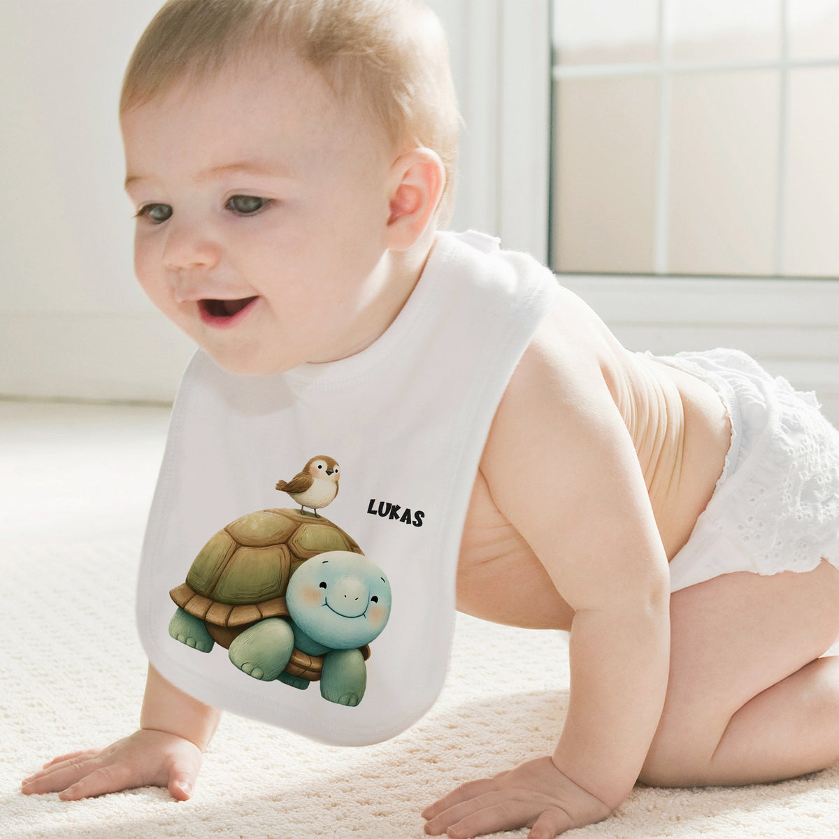 Baby mit Lätzchen, Schildkröte und Vogel, personalisiert mit "LUKAS".