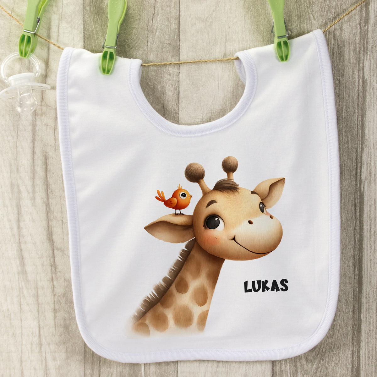 Weißes Lätzchen mit Giraffe und Vogel, personalisiert mit "LUKAS".