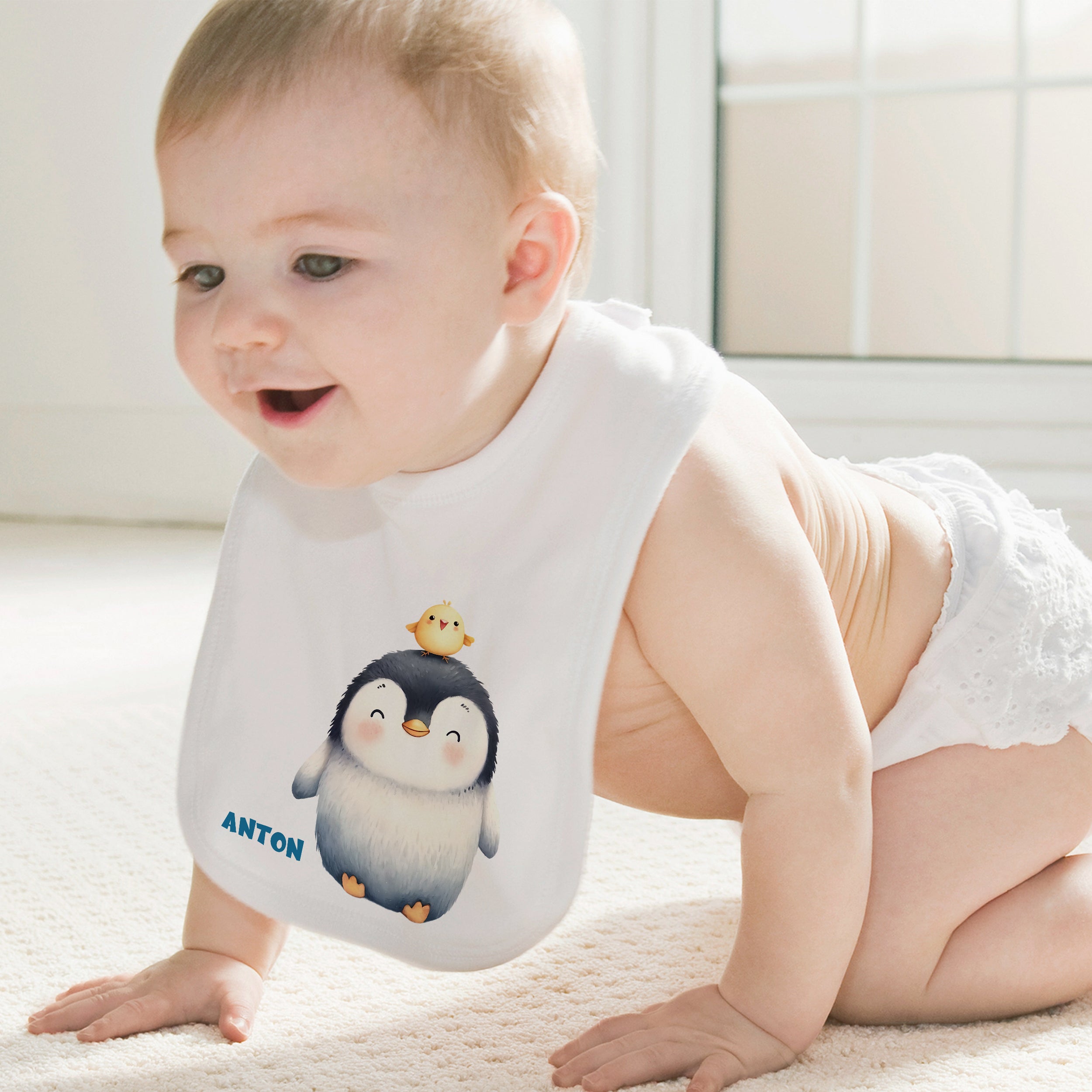 Baby-Lätzchen mit Pinguin-Motiv und personalisiertem Namen.