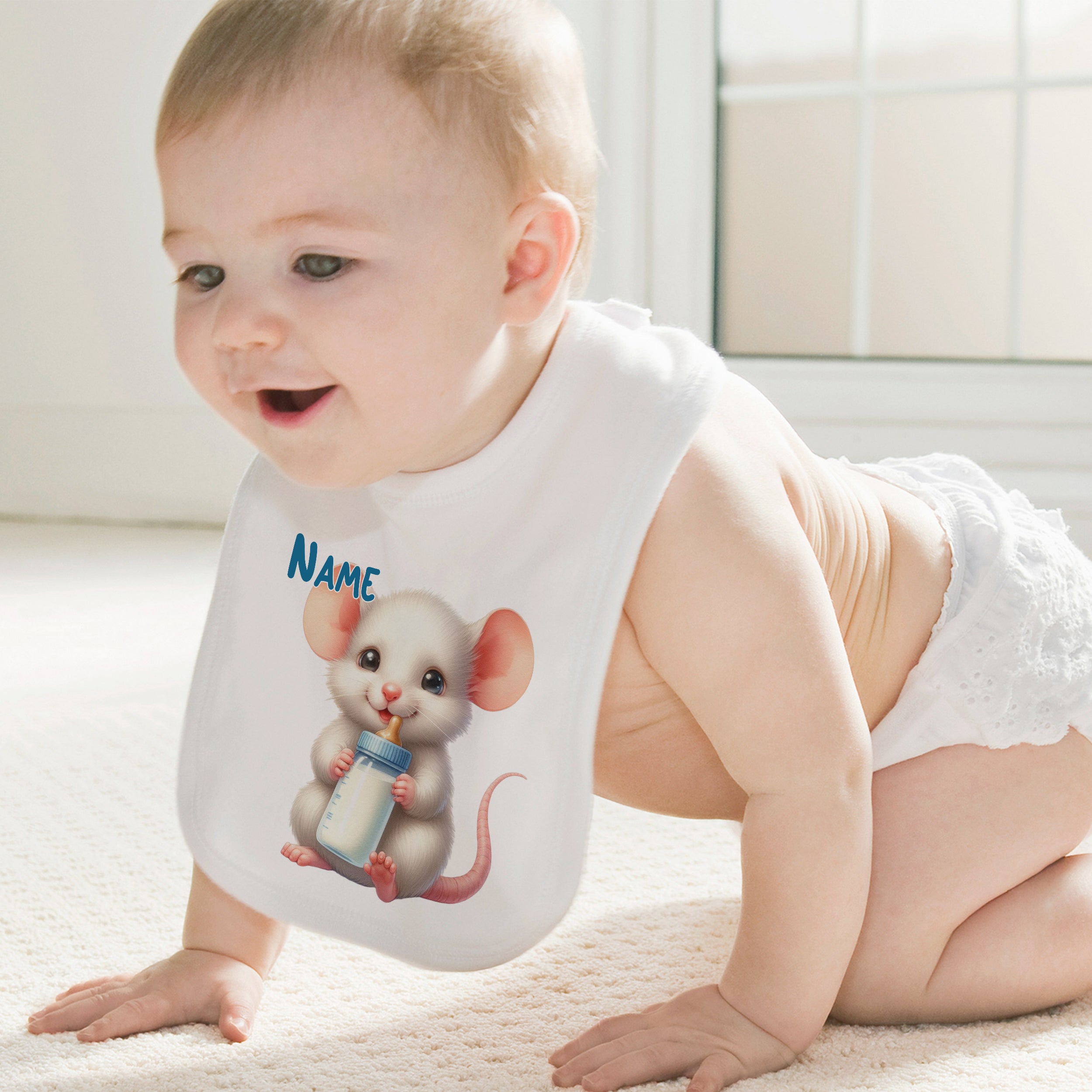 Baby-Lätzchen mit Maus-Motiv und personalisiertem Namen.