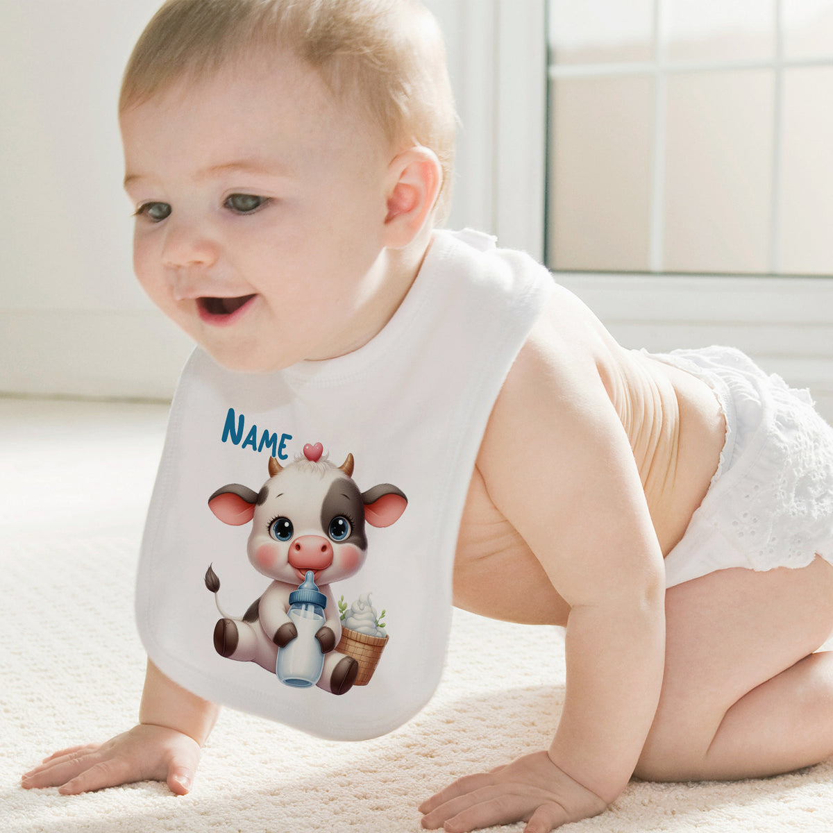 Baby mit weißem Lätzchen und niedlicher Kuh-Illustration.