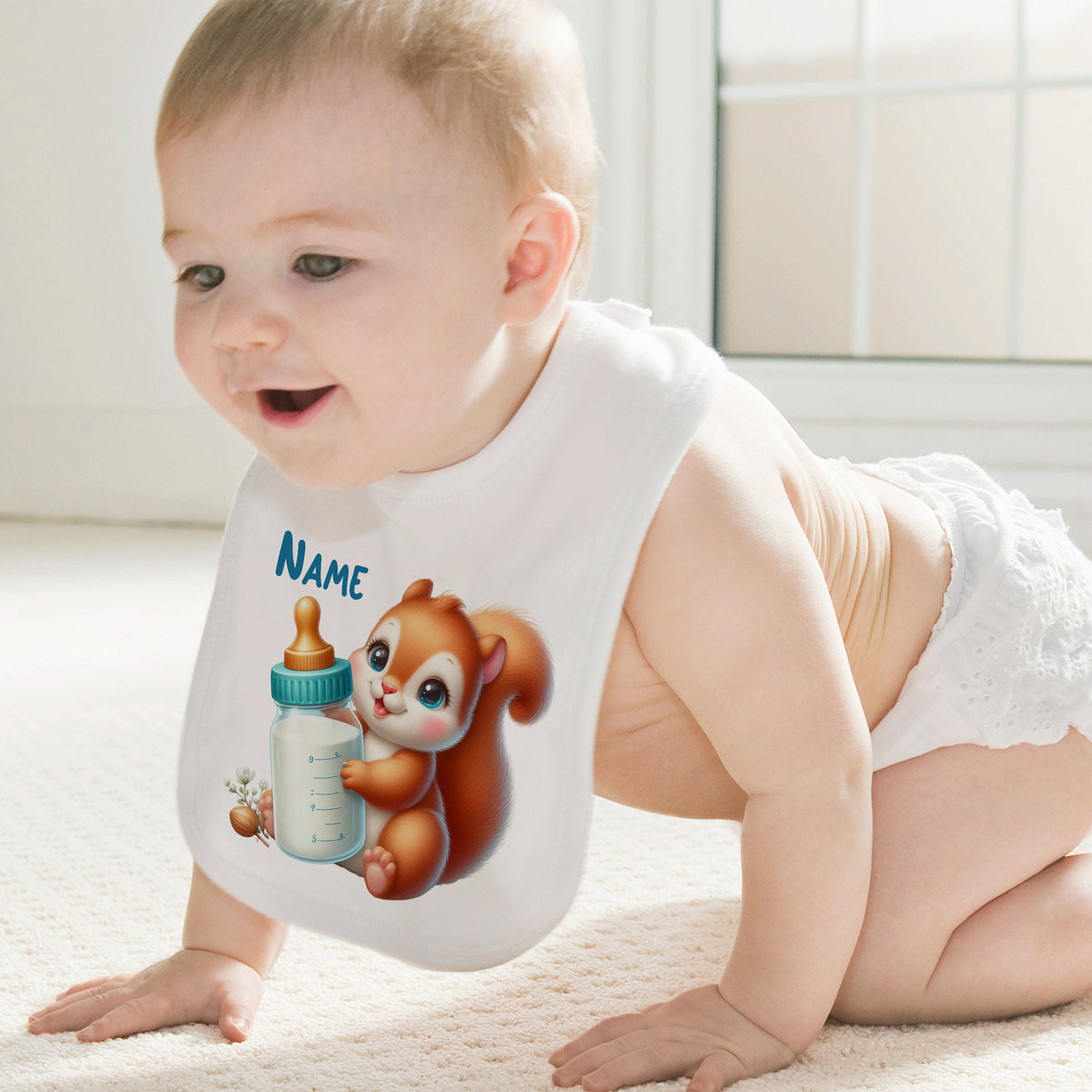 Baby mit Lätzchen, braunes Eichhörnchen und Flasche.