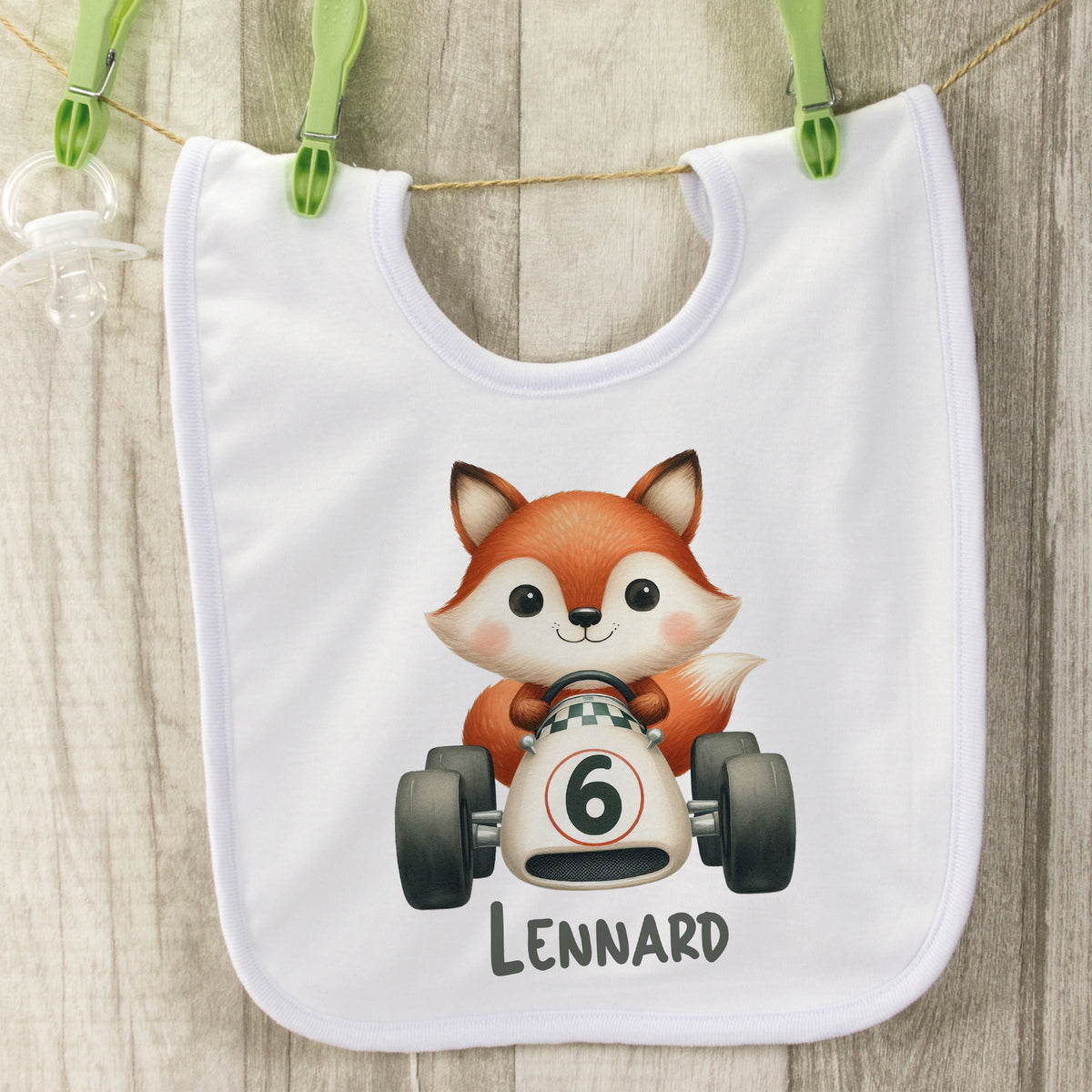 Weißes Lätzchen mit Fuchs-Motiv und Namen "Lennard".