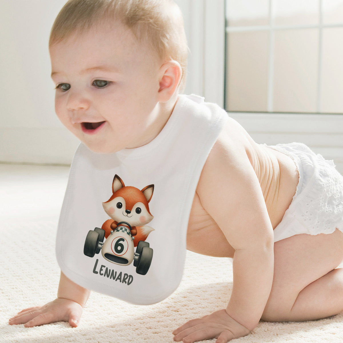 Weißes Lätzchen mit Fuchs-Motiv und Name "Lennard".