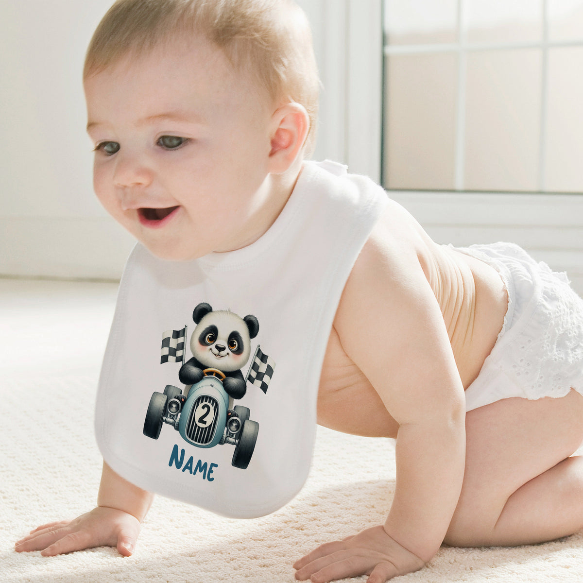 Lätzchen mit Panda-Motiv und Rennwagen-Design.