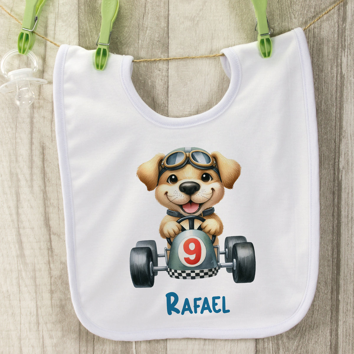 Lätzchen mit Rennhund, blauer Schrift und Nummer 9.