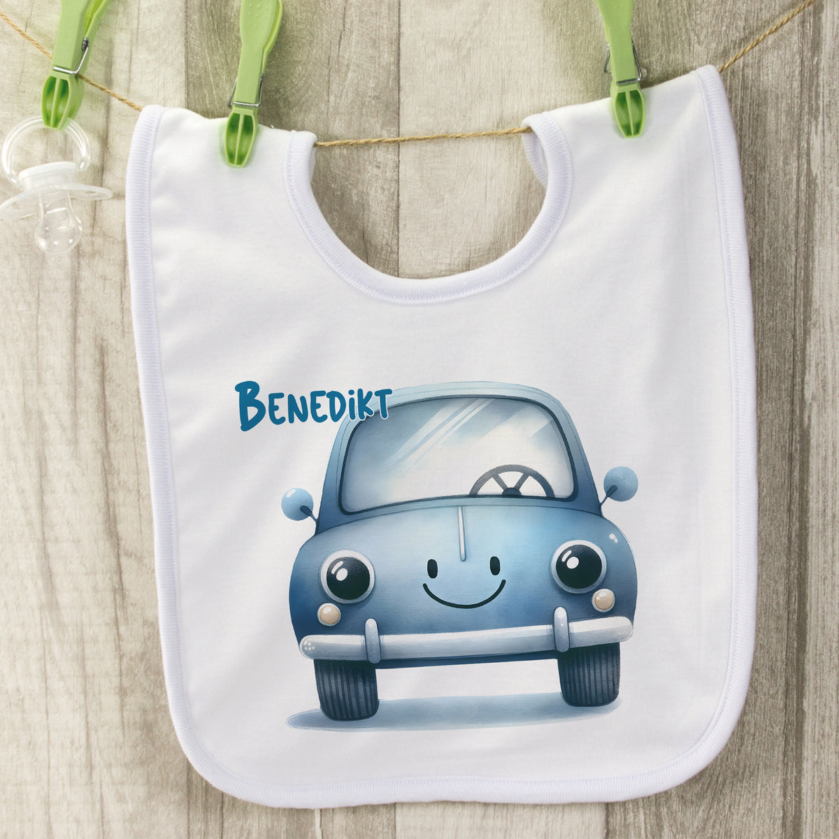 Lätzchen mit blauem Auto und dem Namen Benedikt