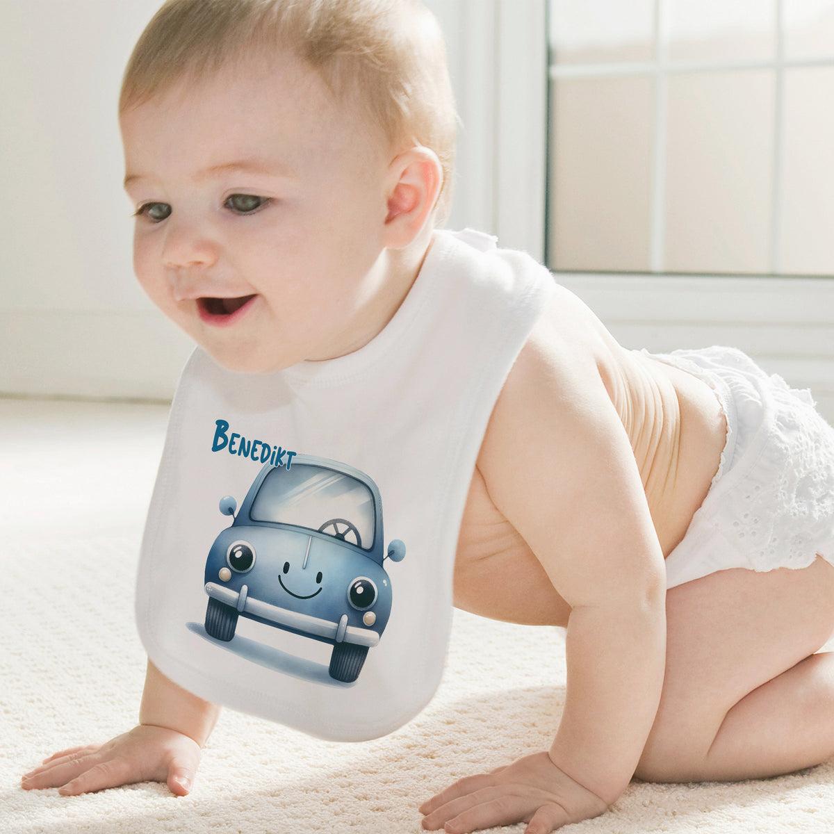 Baby-Lätzchen mit blauem Auto und Name "Benedikt"