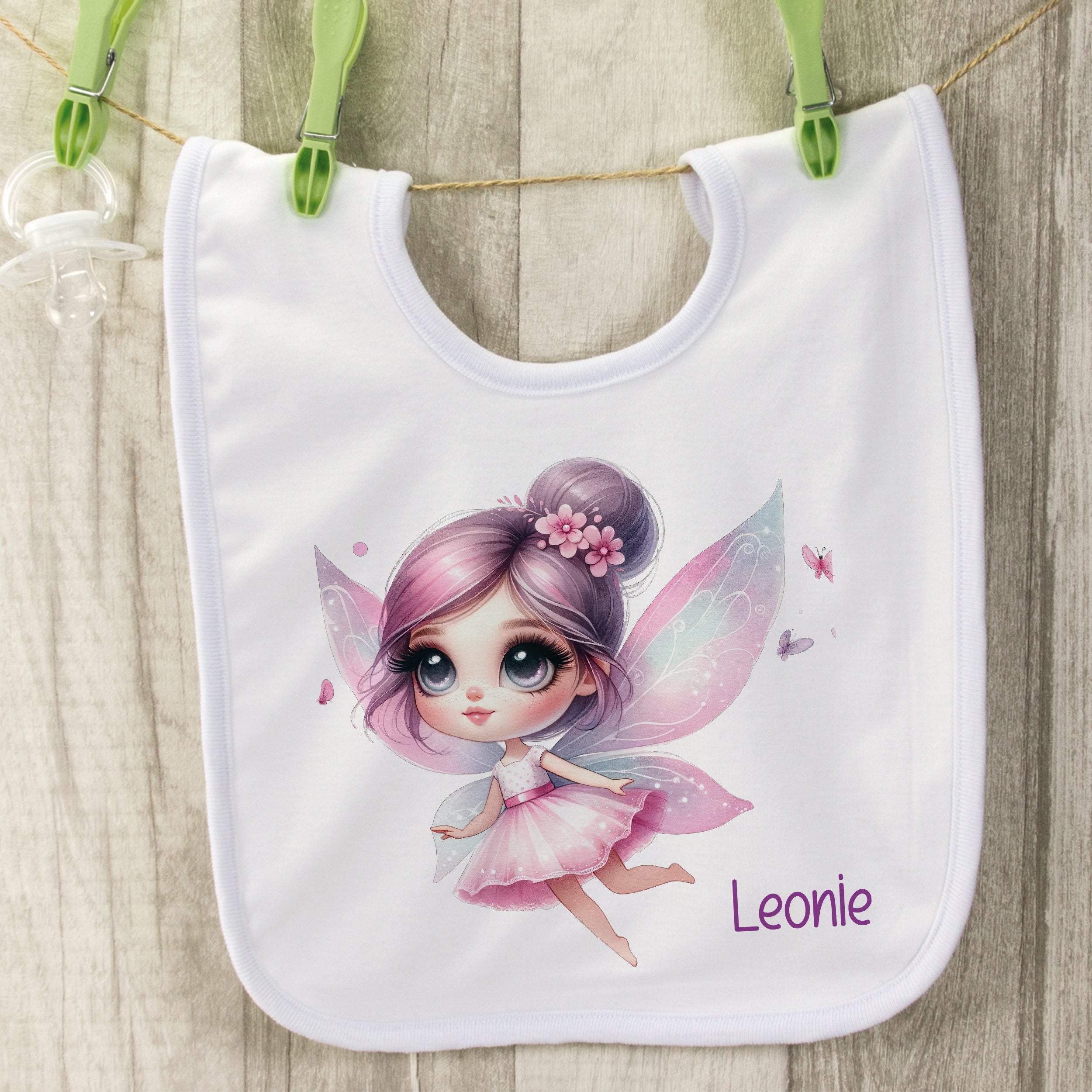 Lätzchen mit Feen-Motiv in Weiß und Rosa, personalisiert.