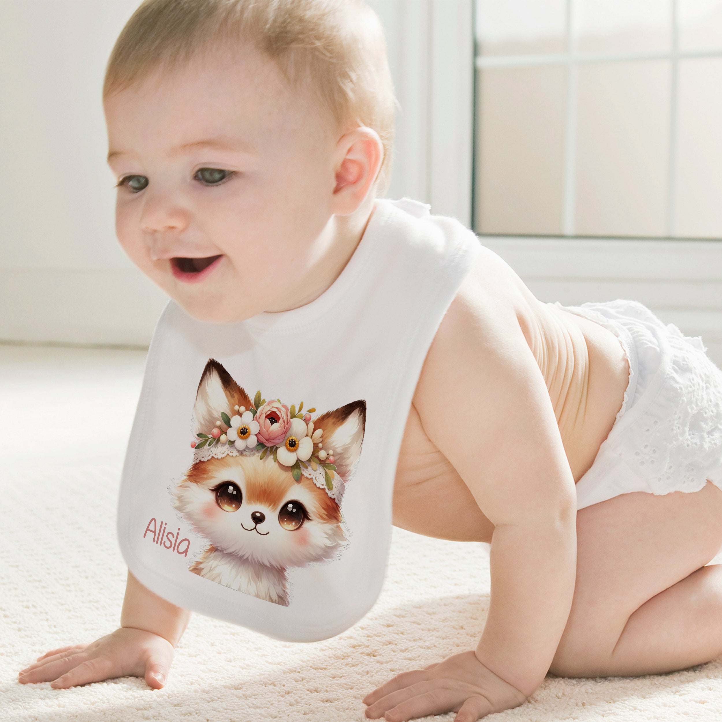 Süßes Baby mit Lätzchen und Fuchs-Motiv, weiße Blumen.