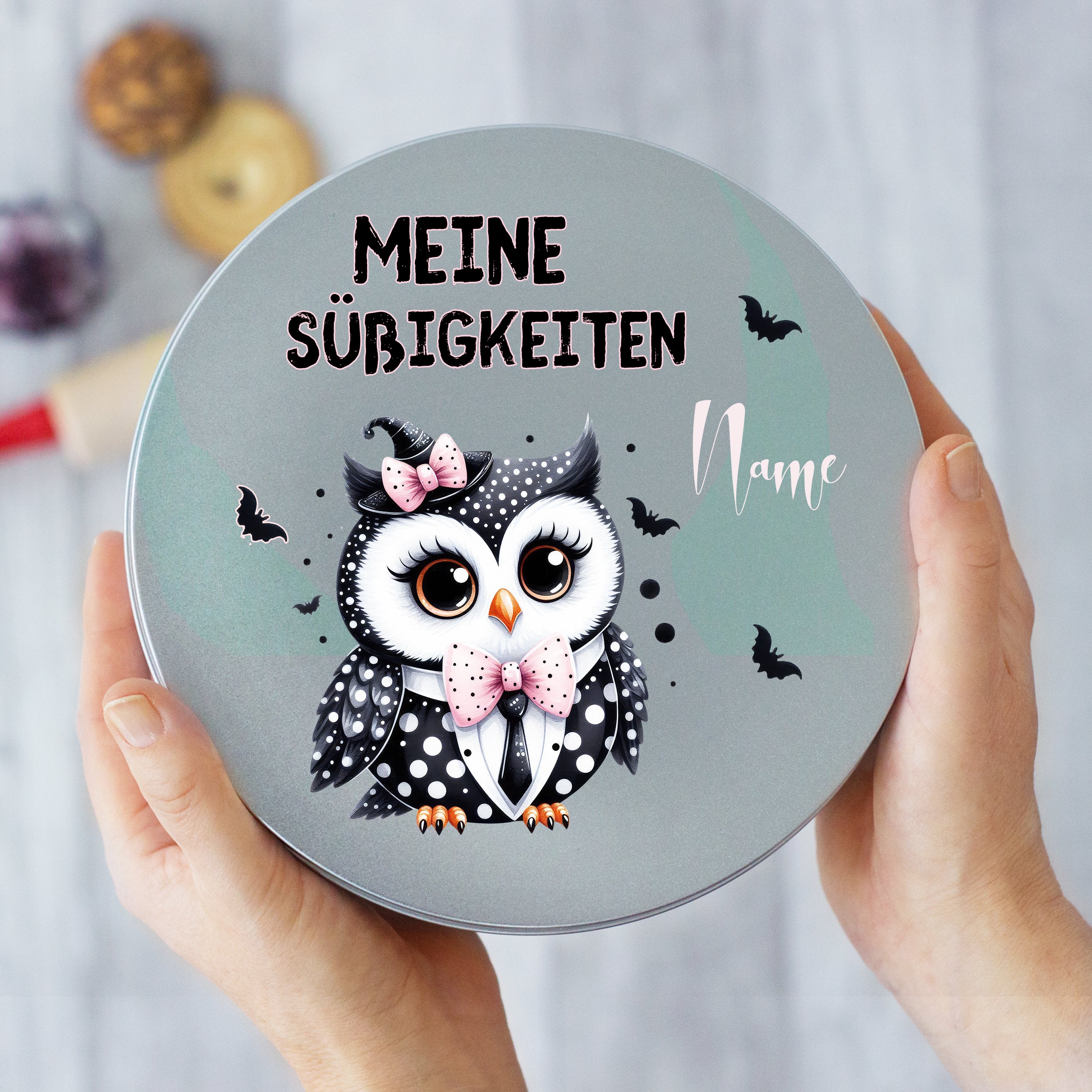 Runde Dose mit süßer Eule, grau, personalisierbar.