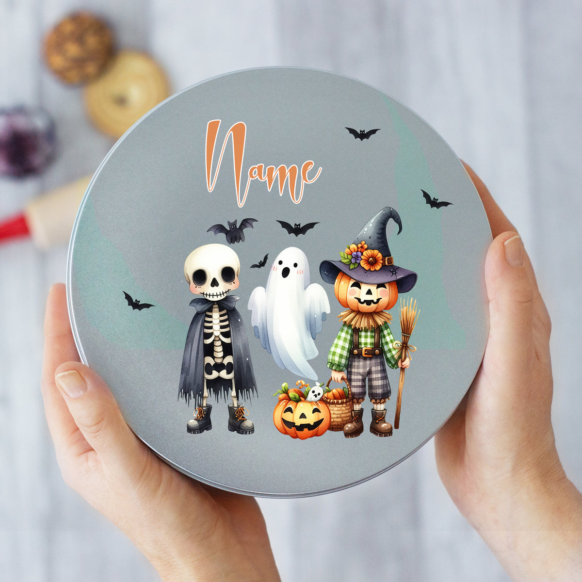Runde Halloween-Dose mit Skelett, Geist und Kürbis.