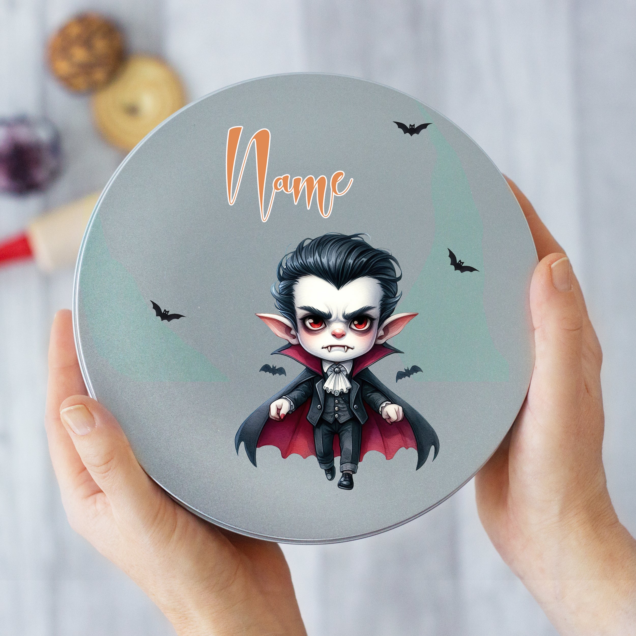 Graue Dose mit vampirischem Charakter und Fledermäusen.