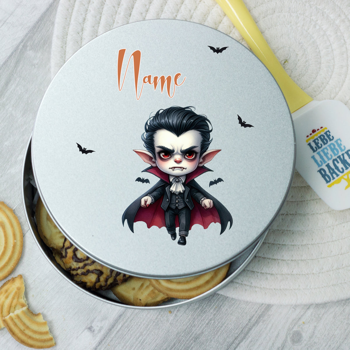 Silberne Keksdose mit Vampir-Motiv und personalisierbarem Namen.