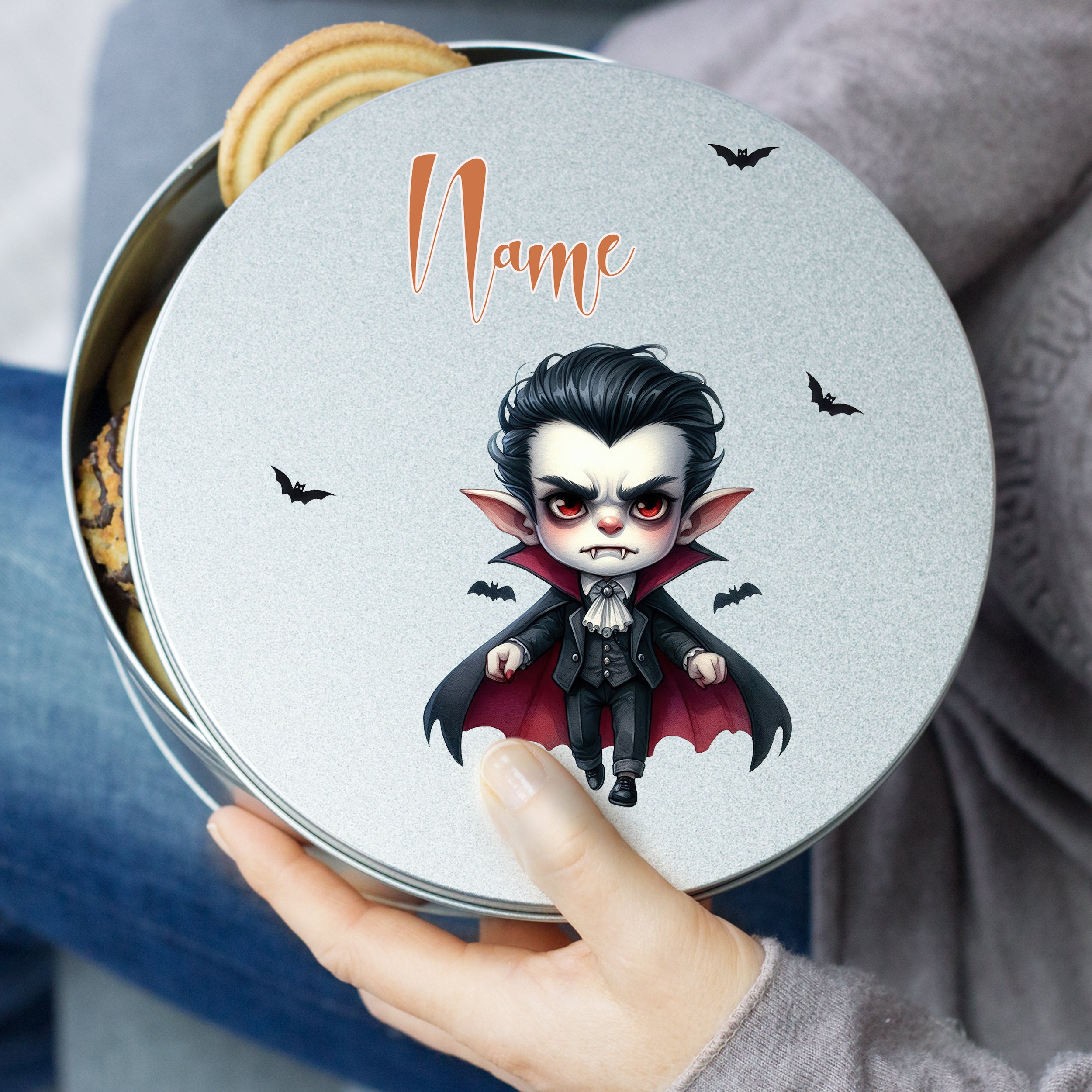 Graue Keksdose mit Vampir-Motiv und personalisierbarem Namen.