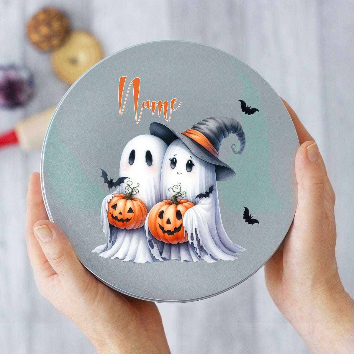 Kreissäge mit zwei Geistern, Kürbissen und Halloween-Hut.