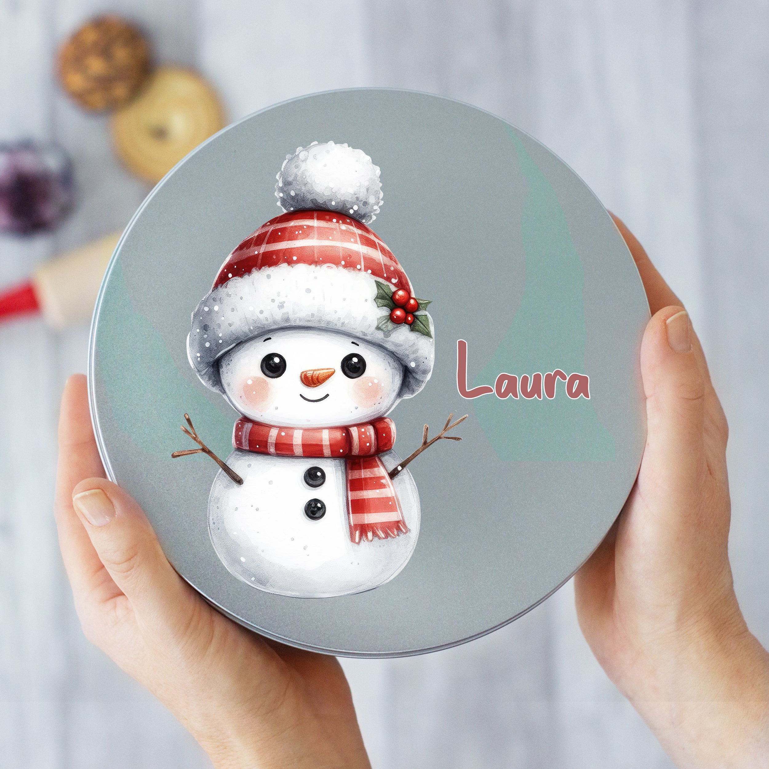 Runde Blechdose mit Schneemann-Design und personalisiertem Namen.