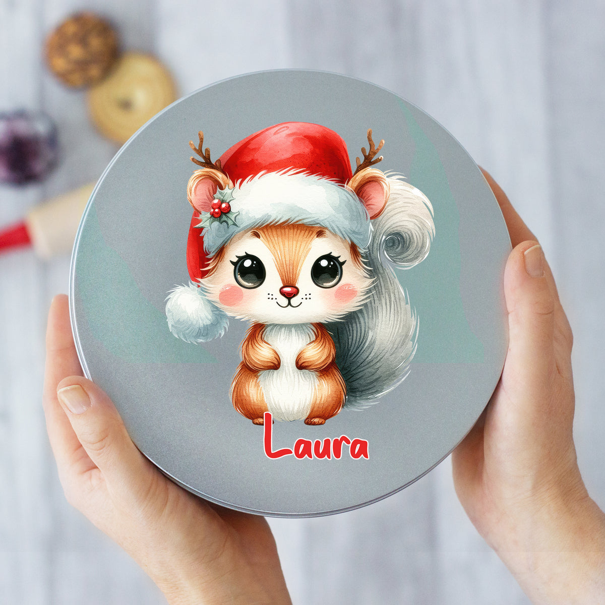 Runde Dose mit niedlichem Eichhörnchen in Weihnachtsmütze.