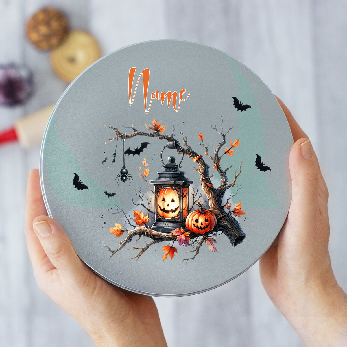 Graue Halloween-Dose mit Kürbissen und Laterne.
