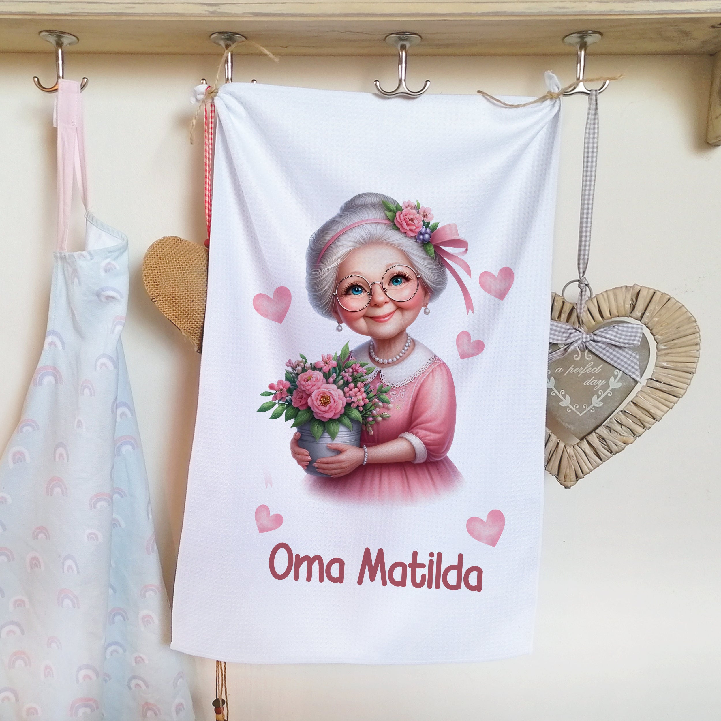 Geschirrtuch mit Oma Matilda und Blumenstrauß, rosa Farben.
