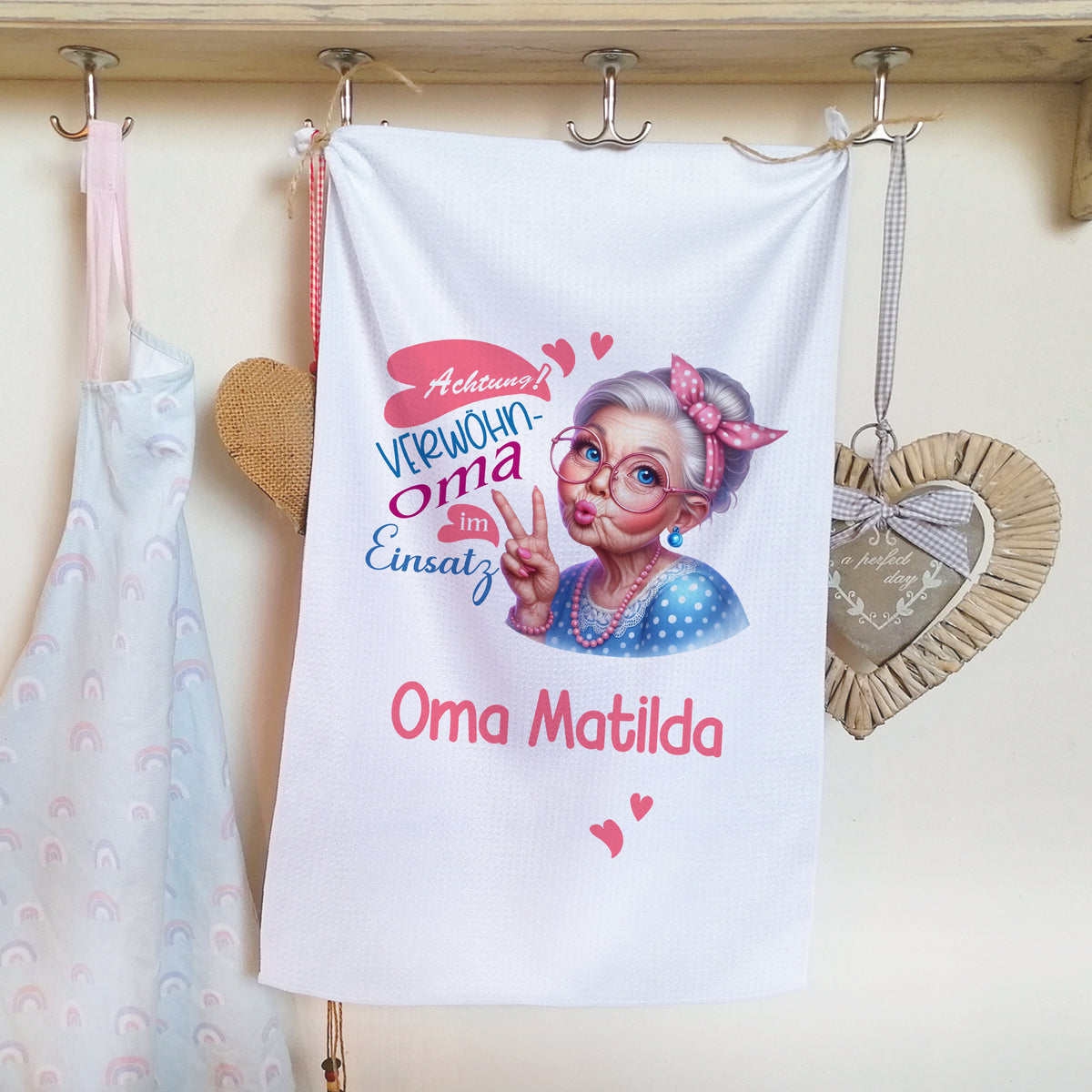 Küchentuch mit Oma Matilda, rosa und blau, humorvoll gestaltet.
