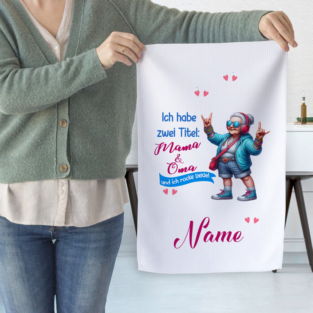 Tuch mit buntem Grafikdesign, Text über Mama und Oma.
