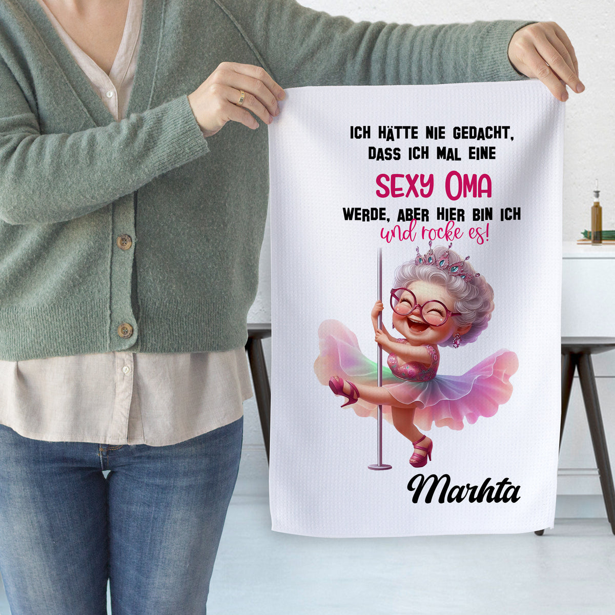 Handtuch mit lustigem Spruch und tanzender Oma in Rosa.
