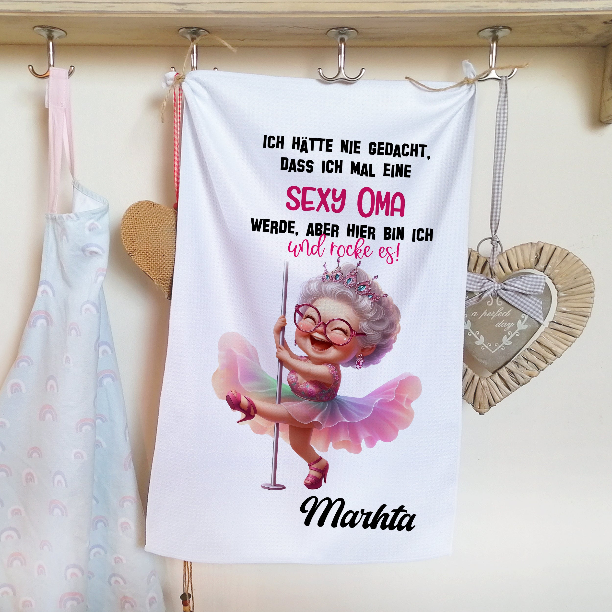 Handtuch mit lustigem Spruch und tanzender Oma in Rosa.