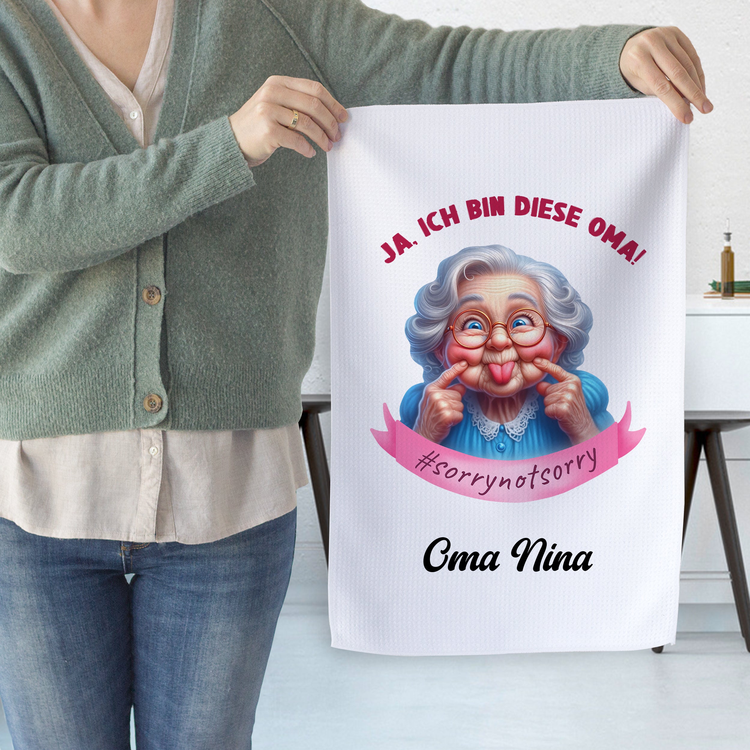 Oma Nina Geschirrtuch mit humorvollem Spruch in bunten Farben.