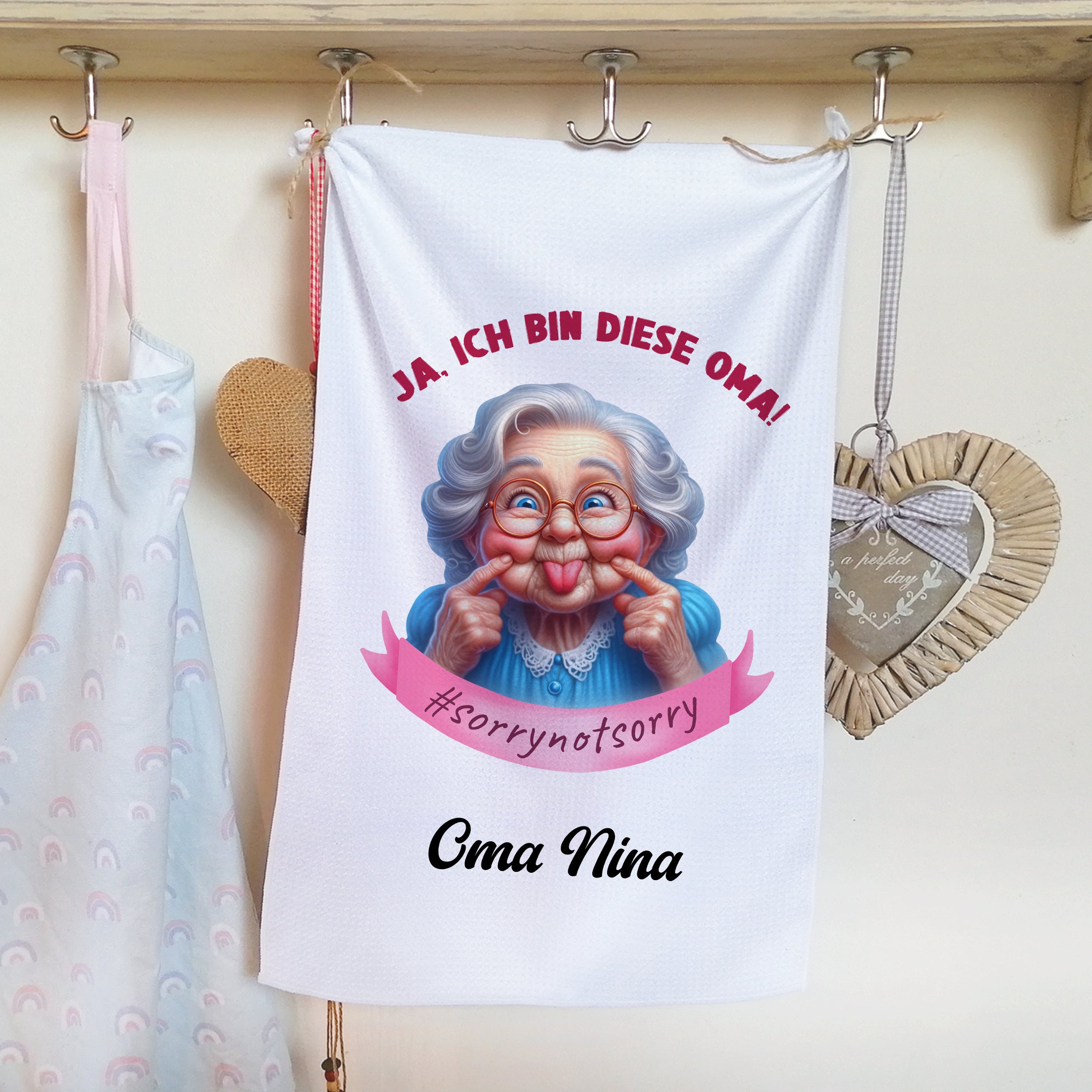 Handtuch mit Oma-Motiv, weiß, humorvoller Text.