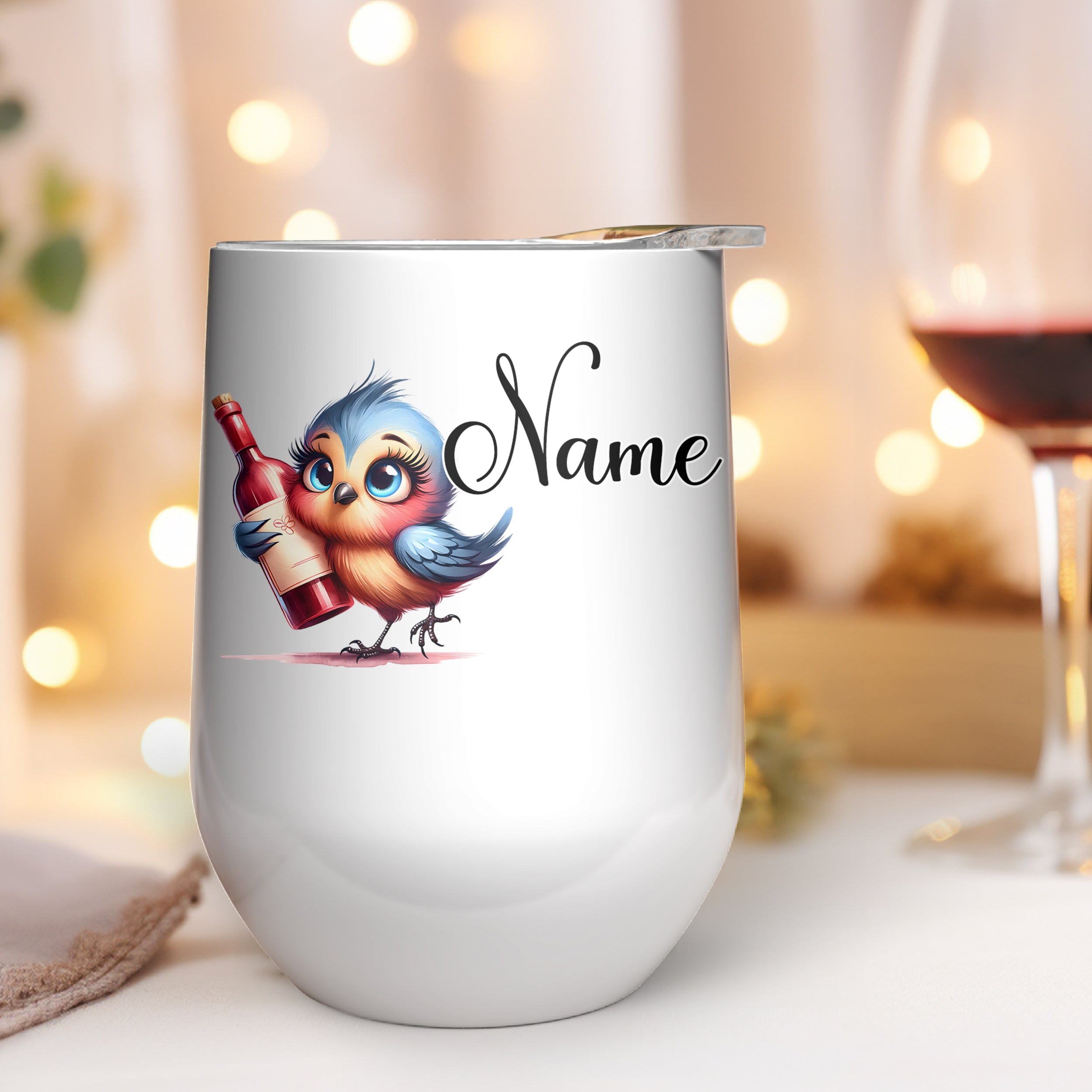 Weißer Trinkbecher mit einem lustigen Vogel und personalisiertem Namen.