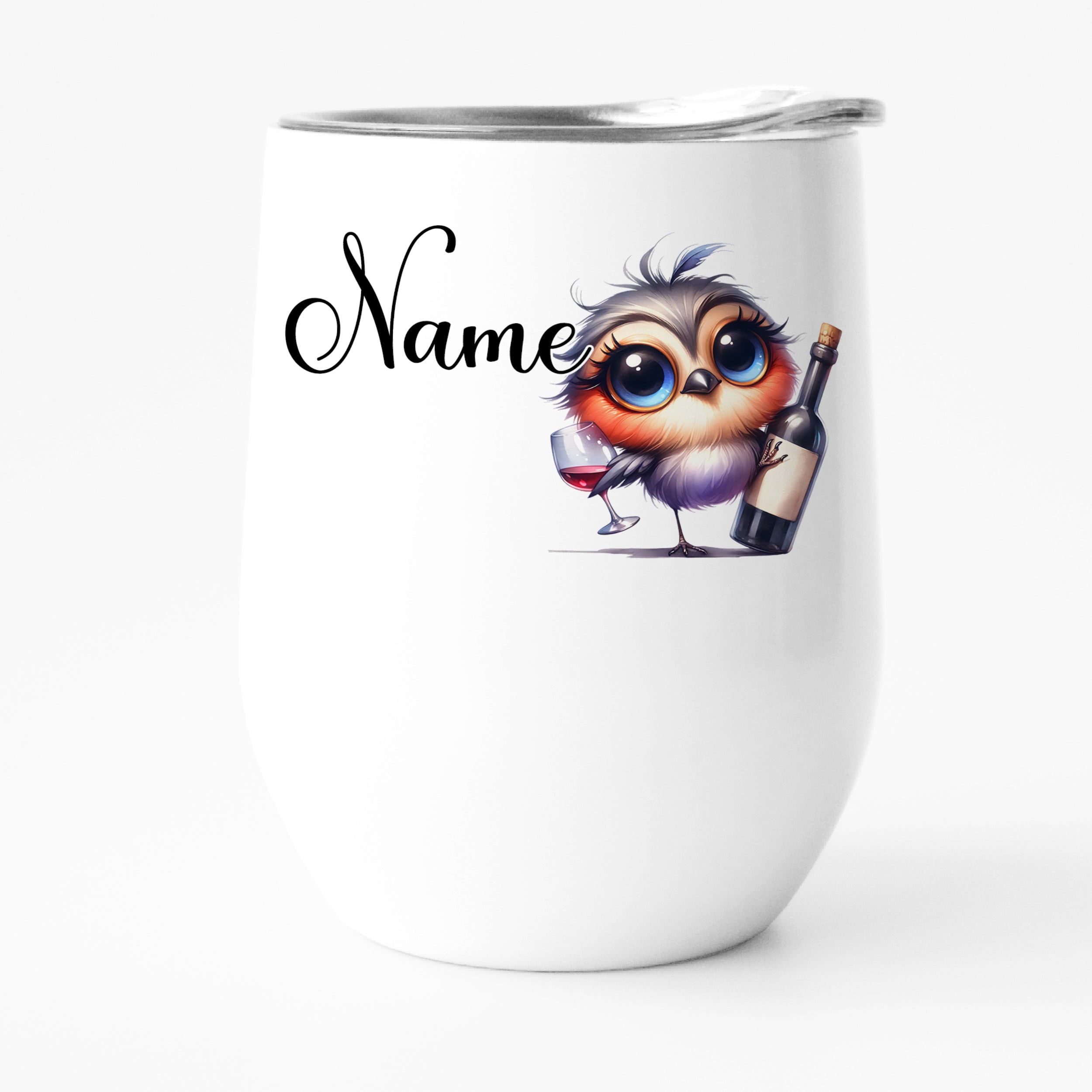 Weißer Becher mit lustigem Vogel, Wein und personalisierbarem Namen.