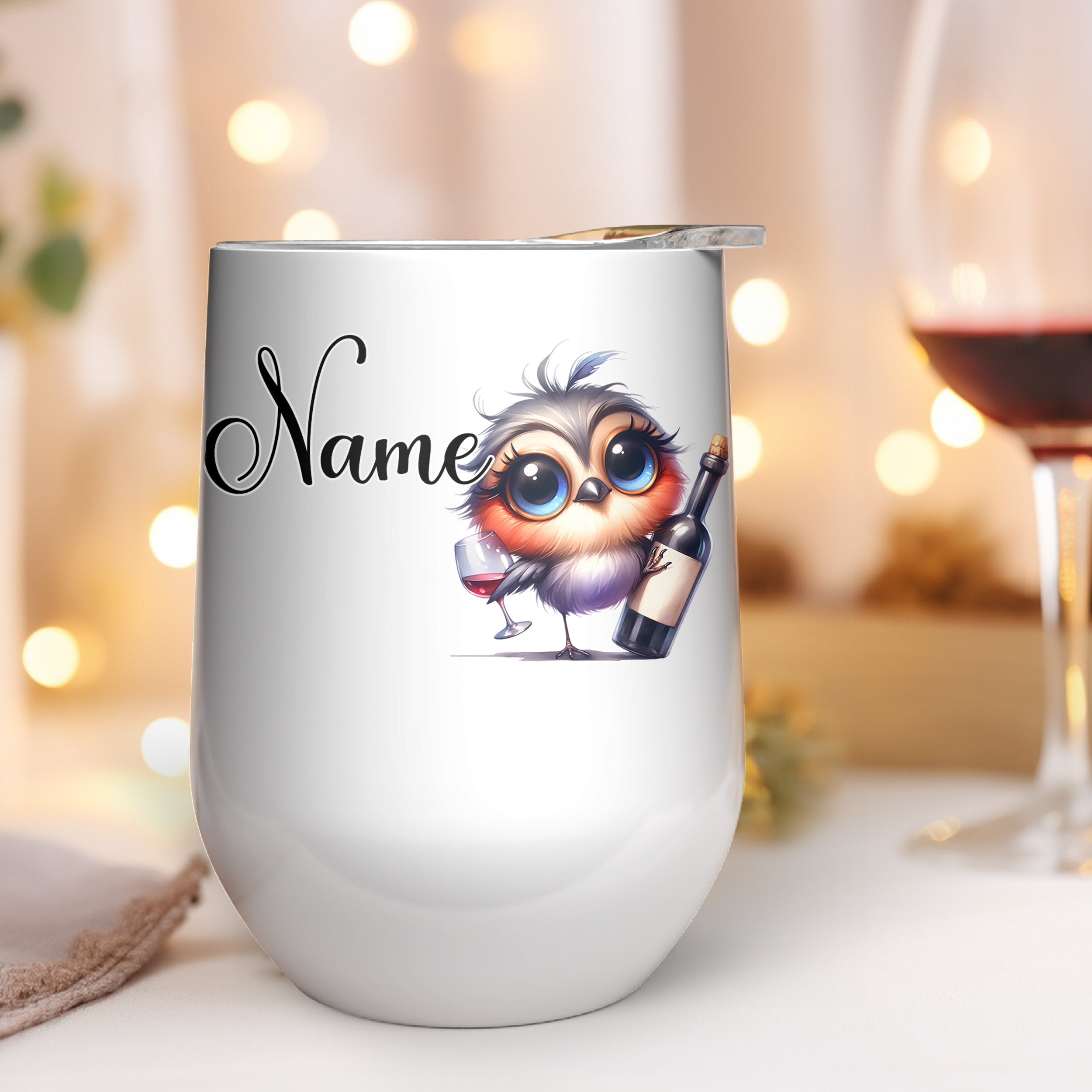 Weißer Becher mit niedlichem Vogel und personalisierbarem Namen.