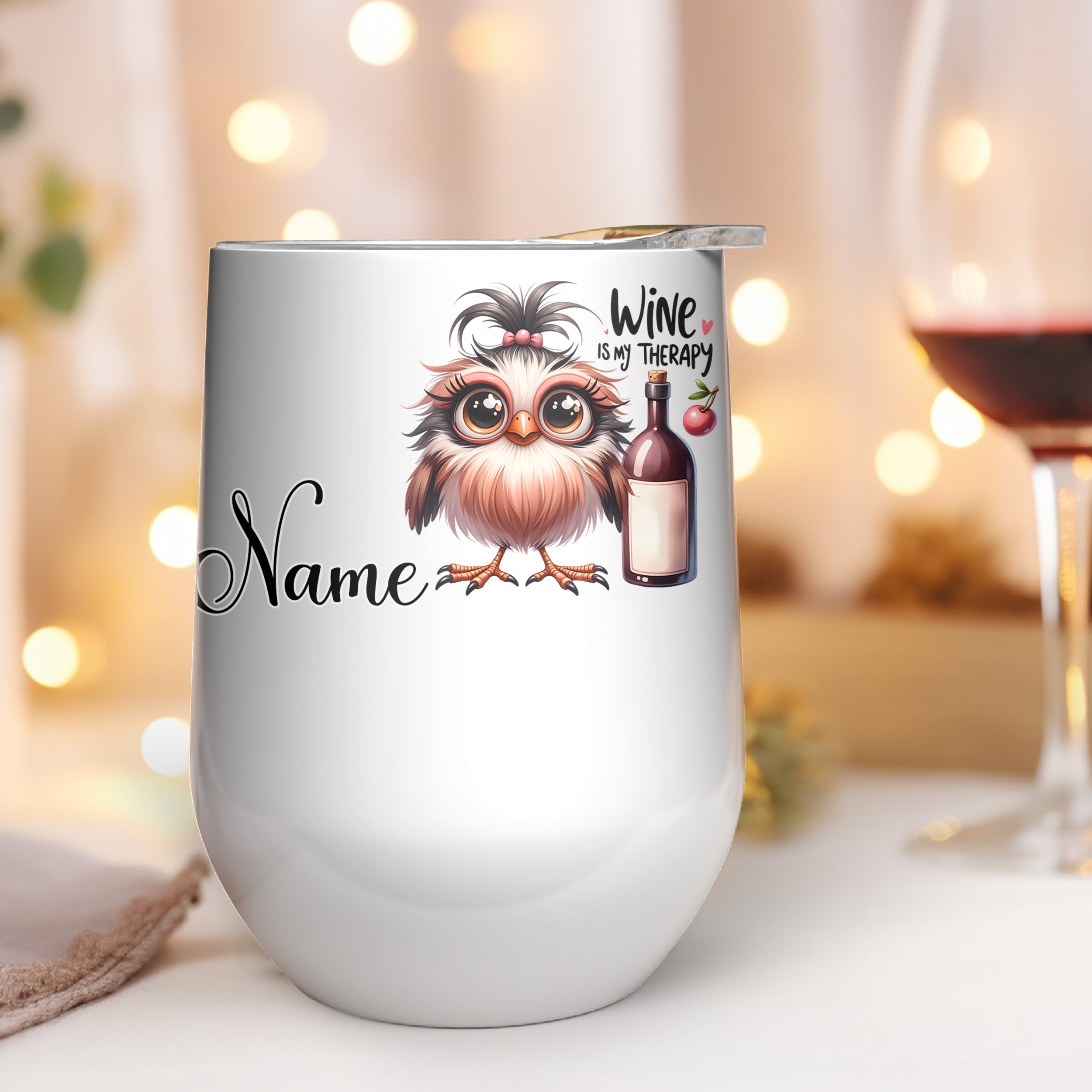 Weißer Becher mit Eule und Weinmotiv, personalisierbar.