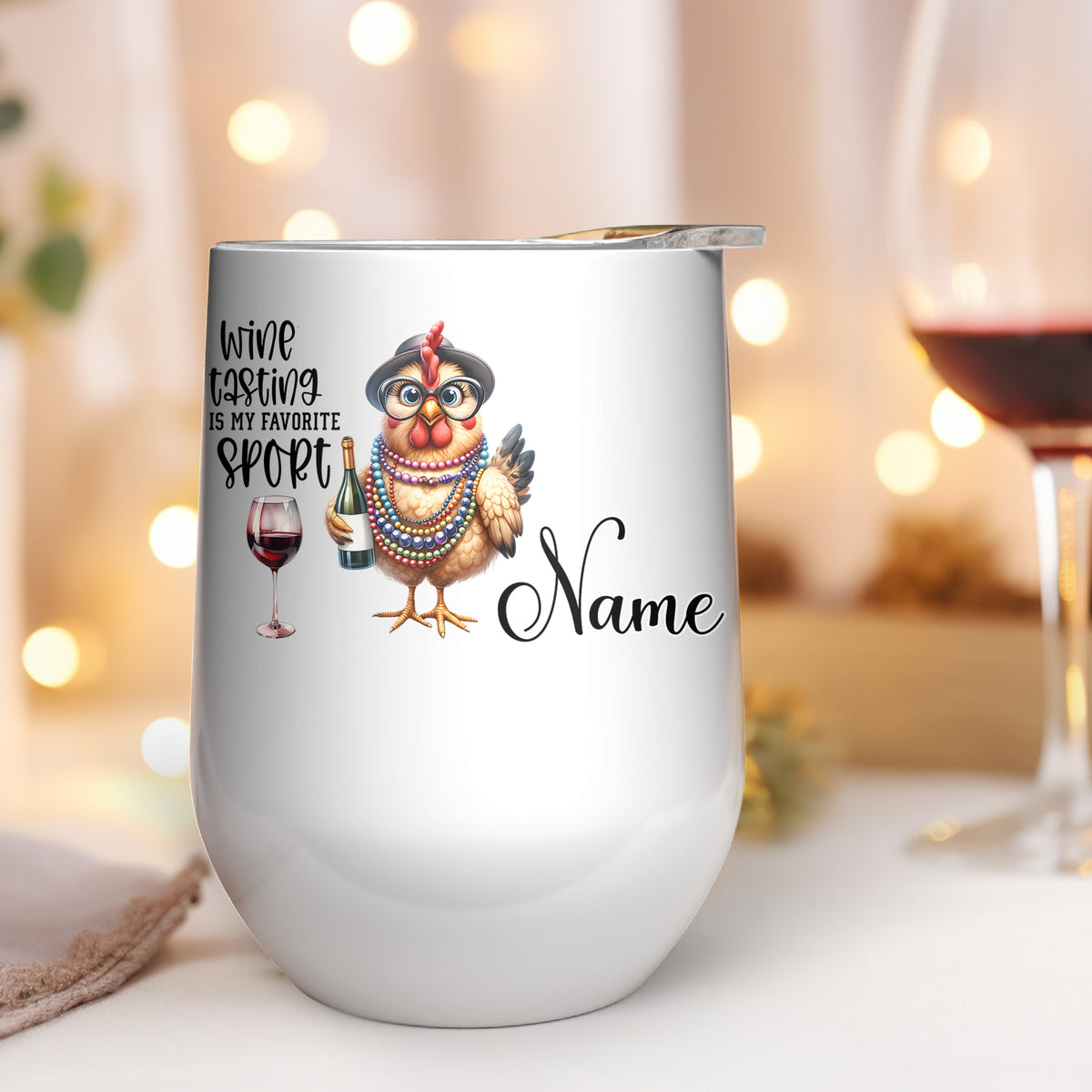 Weißer Weinglasbecher mit Huhn-Motiv und personalisierbarem Namen.