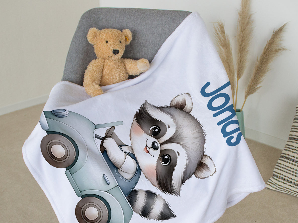Flauschige Decke mit Waschbär und blauem Auto, personalisiert.