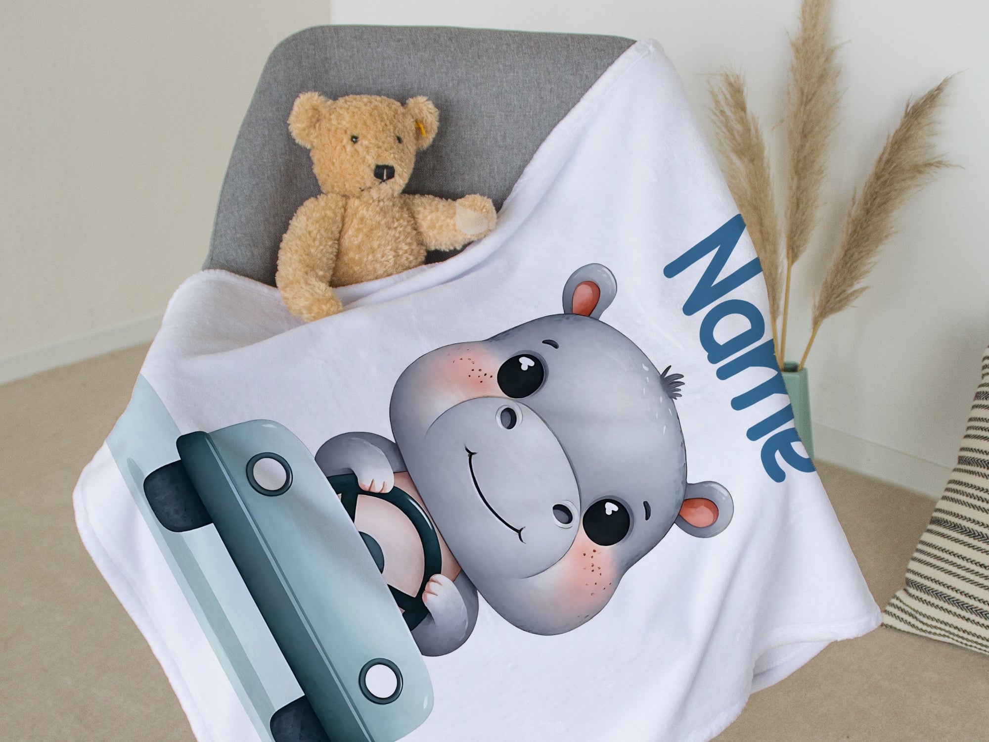 Personalisierte Babydecke mit niedlichem Nilpferd-Motiv in Weiß.