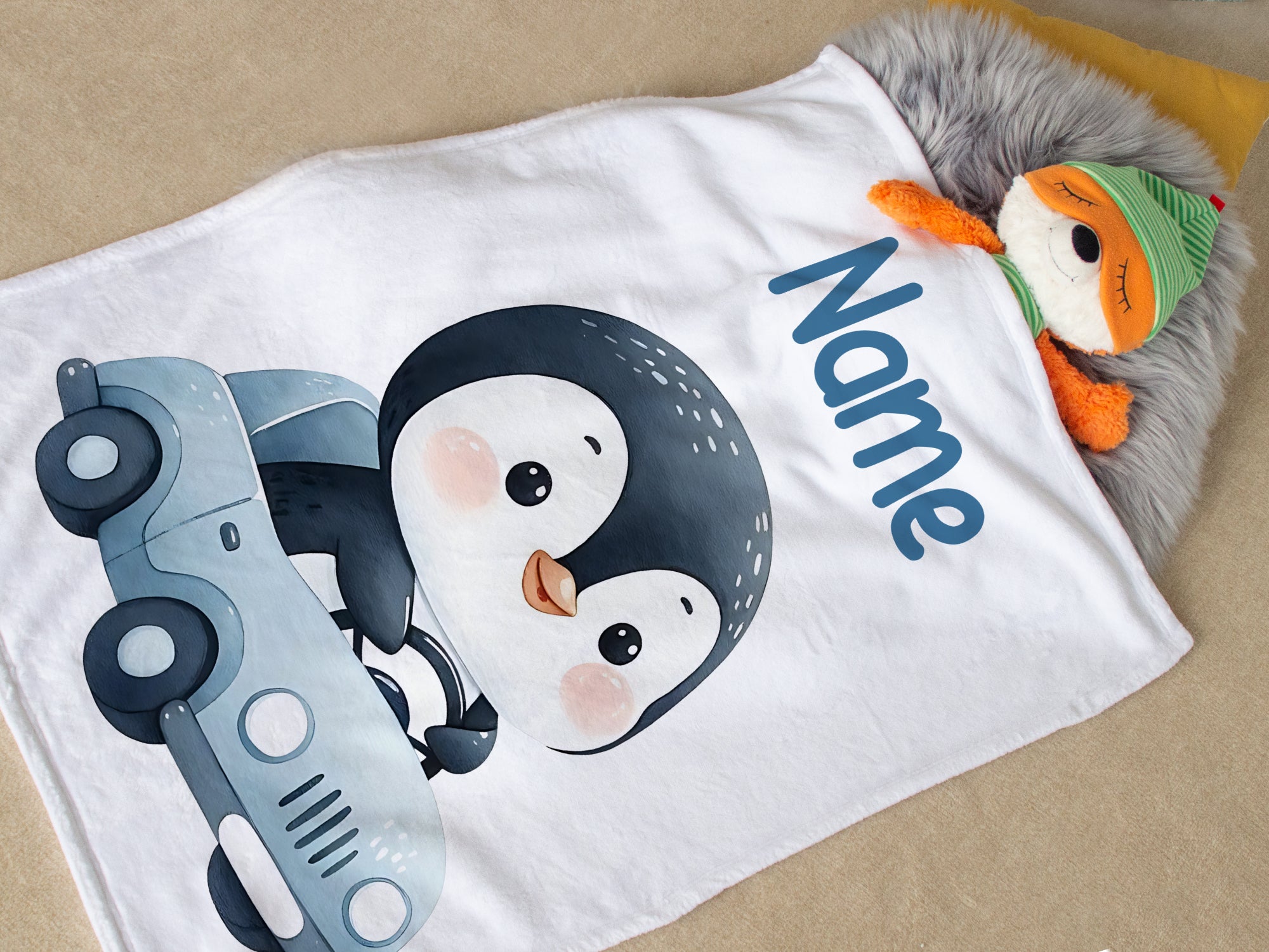 Weiße Decke mit Pinguin und Auto, personalisierbar.