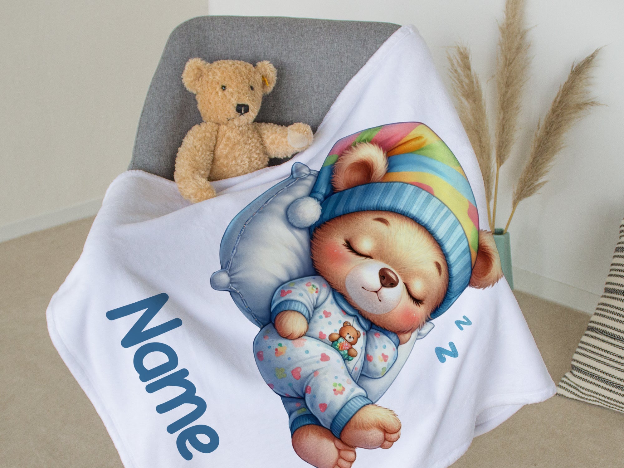 Kuscheldecke mit schlafendem Bären und buntem Hut.