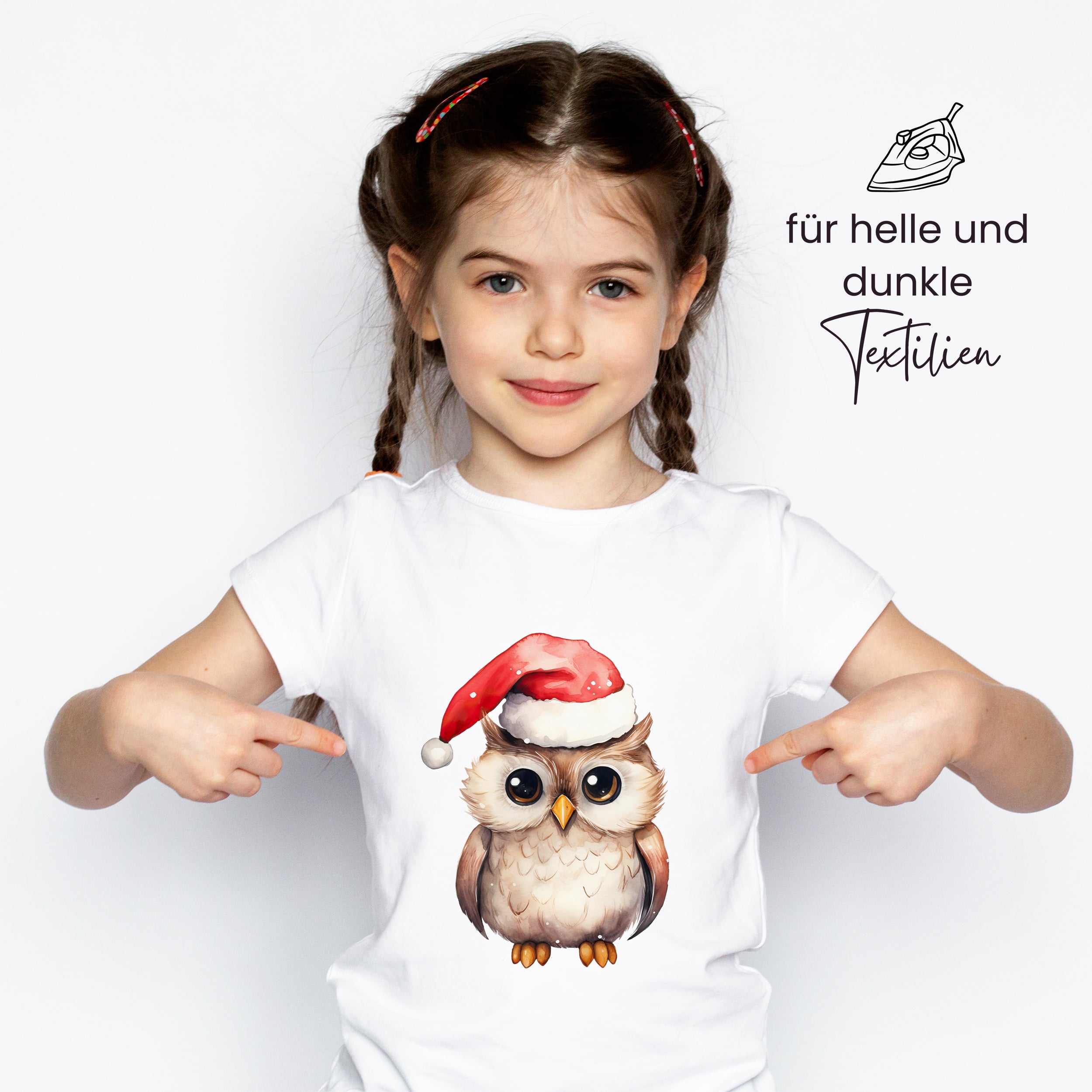 Weißes T-Shirt mit Eule und Weihnachtsmütze.