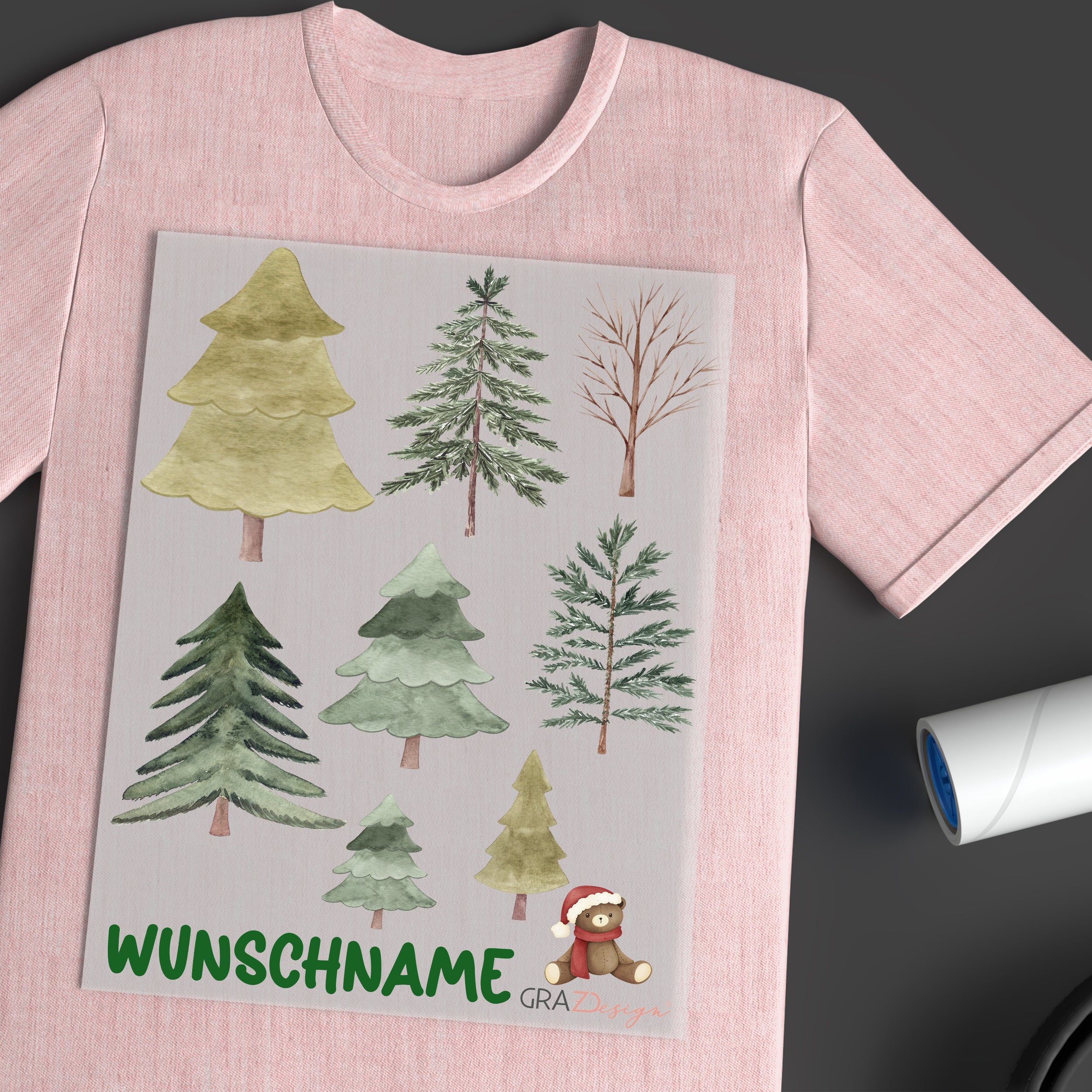 Rosa T-Shirt mit verschiedenen Weihnachtsbaum-Illustrationen und Wunschname.