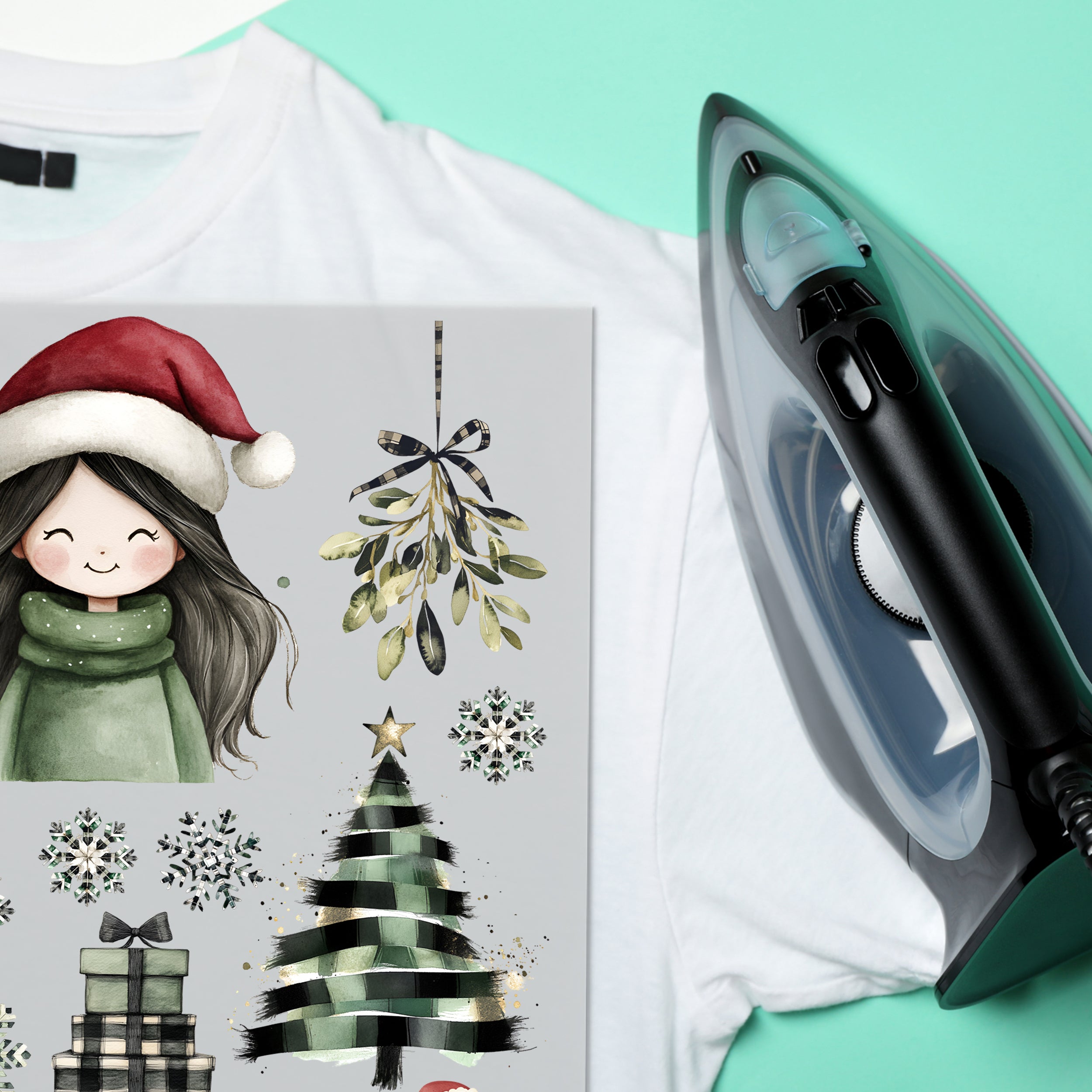 Weißes T-Shirt mit weihnachtlichem Druck und Bügeleisen.