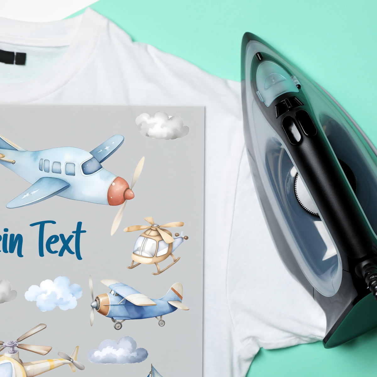 T-Shirt mit Flugzeug-Motiv und Dampfbügeleisen.